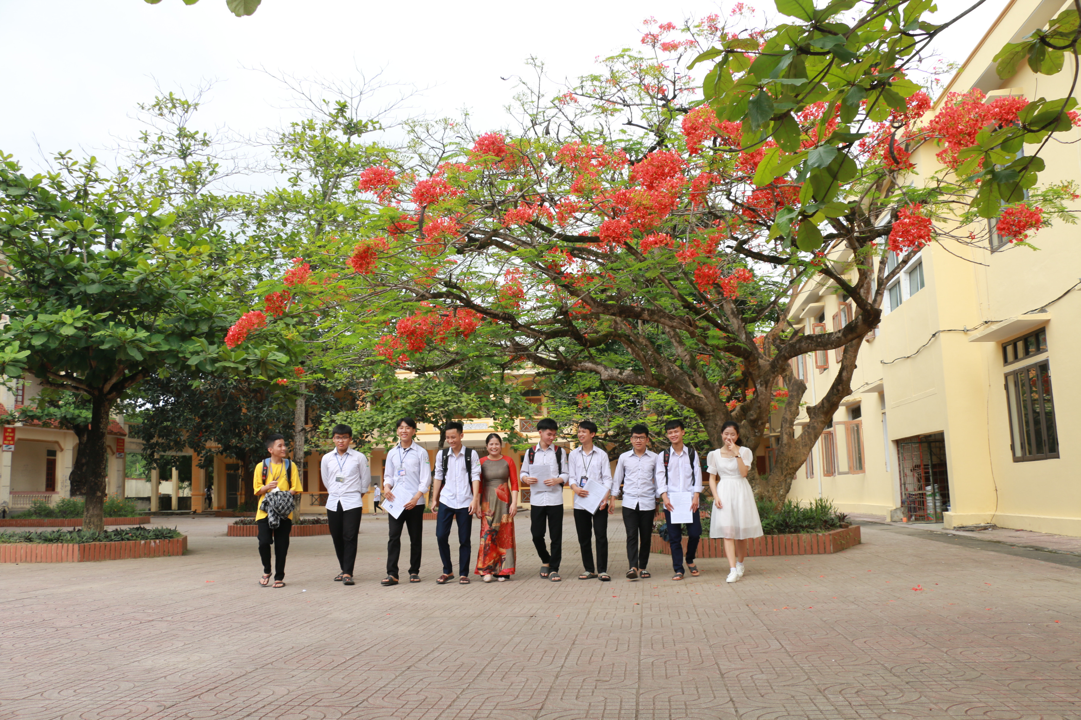 Những học sinh lớp 12 - Trường THPT Anh Sơn. Ảnh: MH.