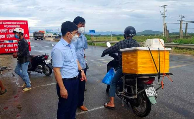 Lãnh đạo huyện Thanh Chương kiểm tra công tác phòng dịch tại các chốt. Ảnh: P.V