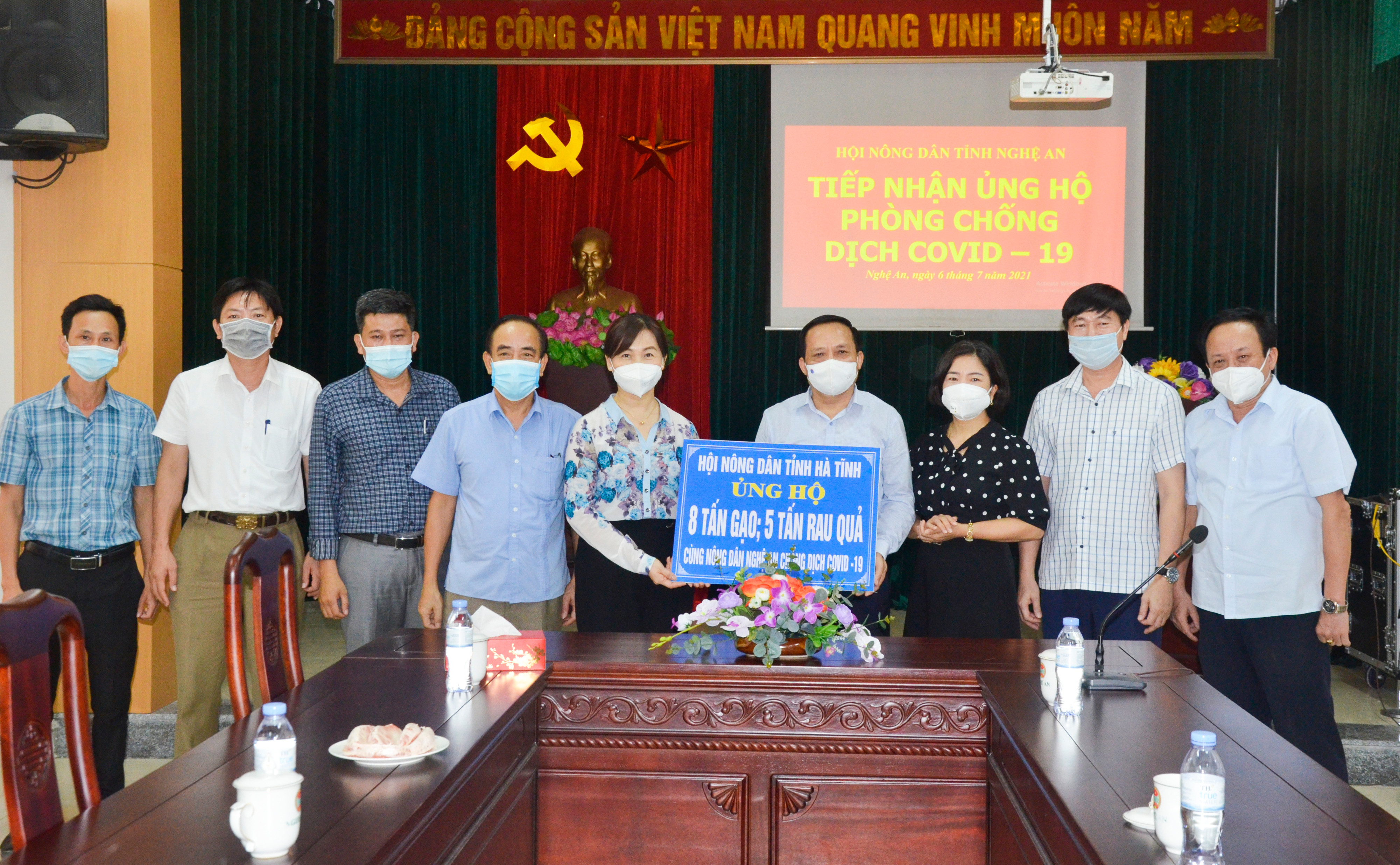Hội Nông dân tỉnh Hà Tĩnh trao hỗ trợ cho Hội Nông dân tỉnh Nghệ An. Ảnh: Thanh Lê