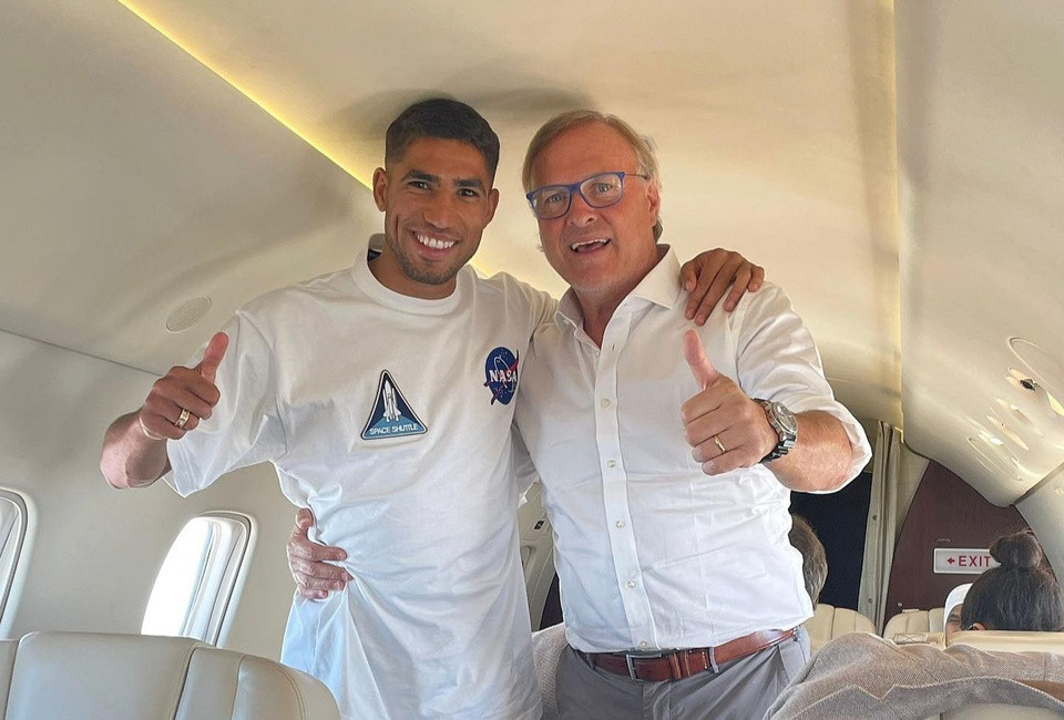 Hakimi trên chuyến bay đến PSG để ký hợp đồng với PSG. Ảnh: Fabrizio Romano.