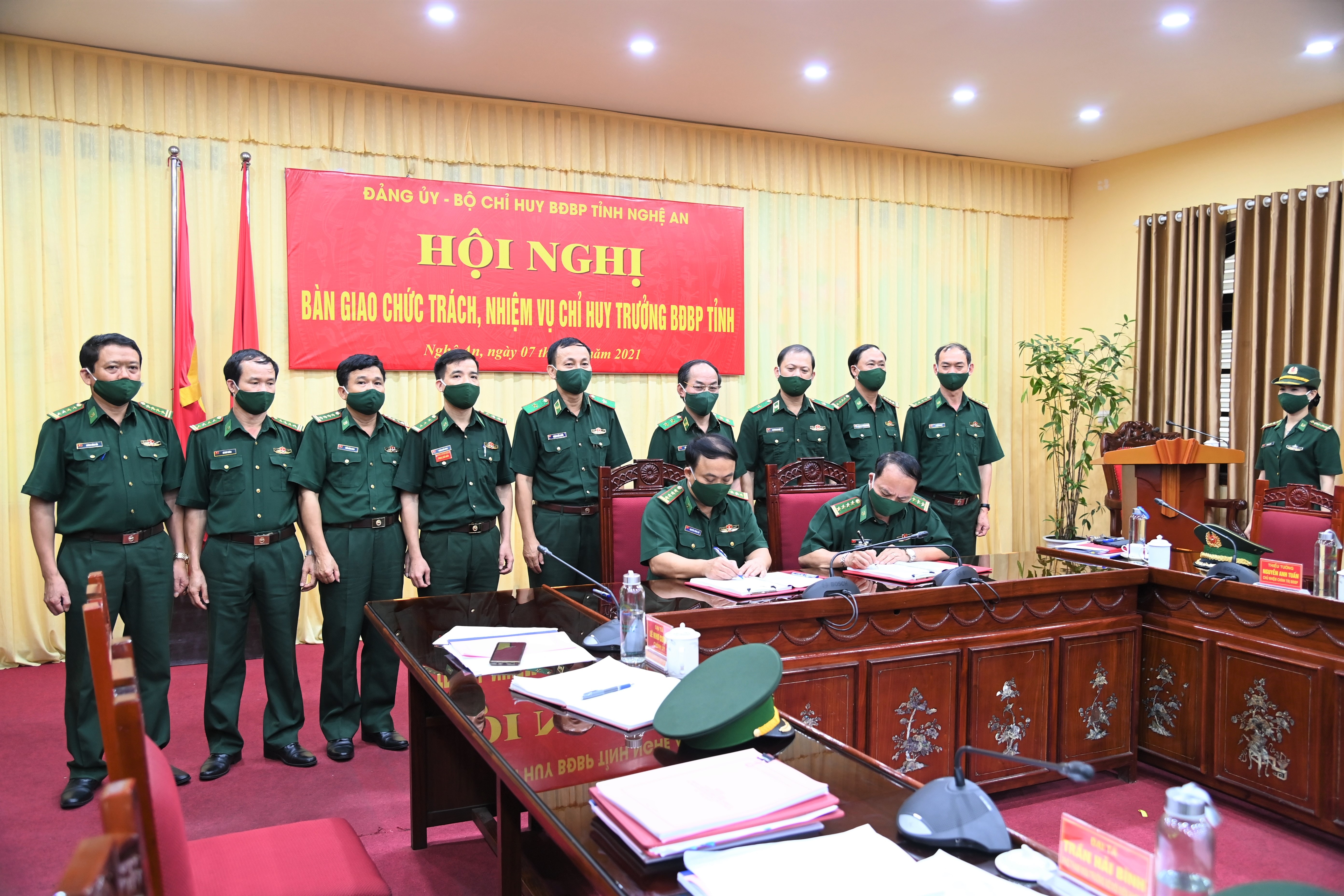 Đại tá Trần Hải Bình và Đại tá Nguyễn Công Lực ký biên bản bàn giao chức trách, nhiệm vụ Chỉ huy trưởng BĐBP tỉnh