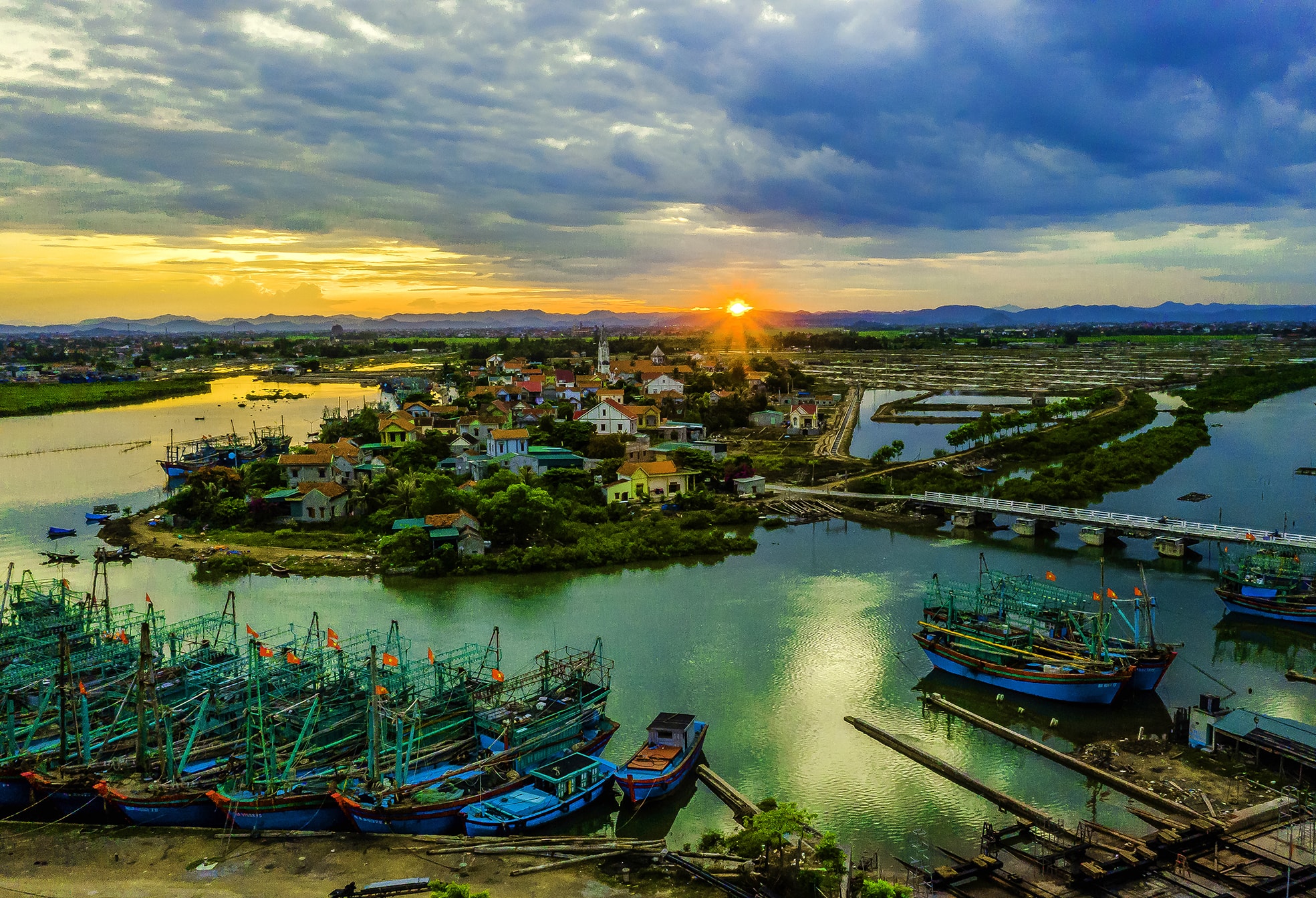 Xóm nhỏ bên bến sông. Ảnh: Nhật Thanh