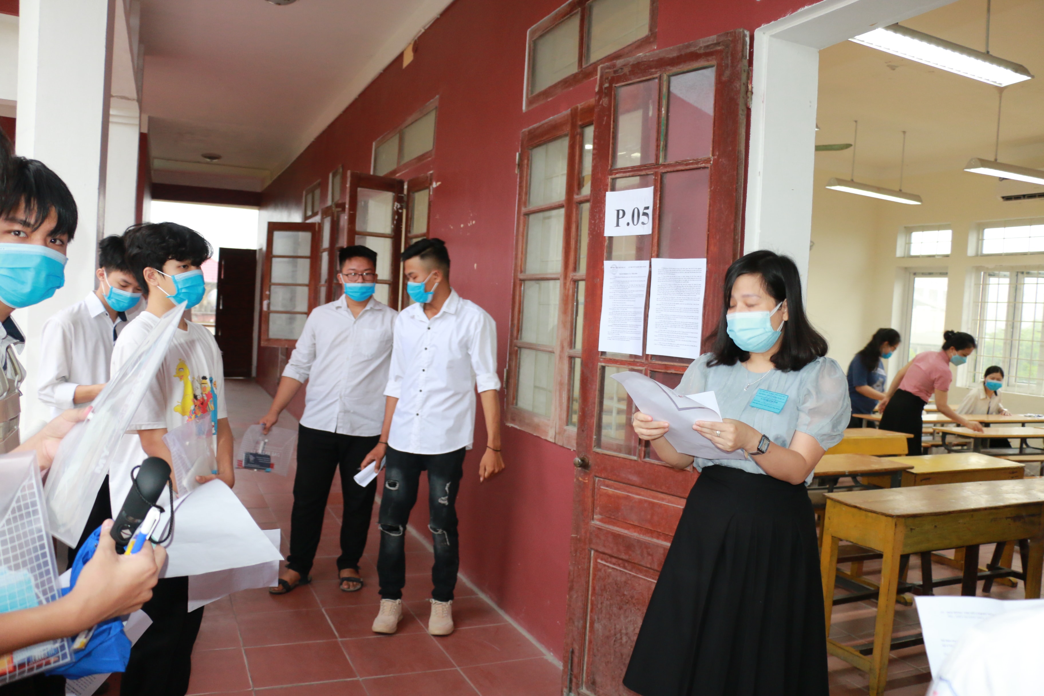 Phòng thi thứ 5 nằm tại tầng 4 của Trường THPT Huỳnh Thúc Kháng. Ảnh: Mỹ Hà