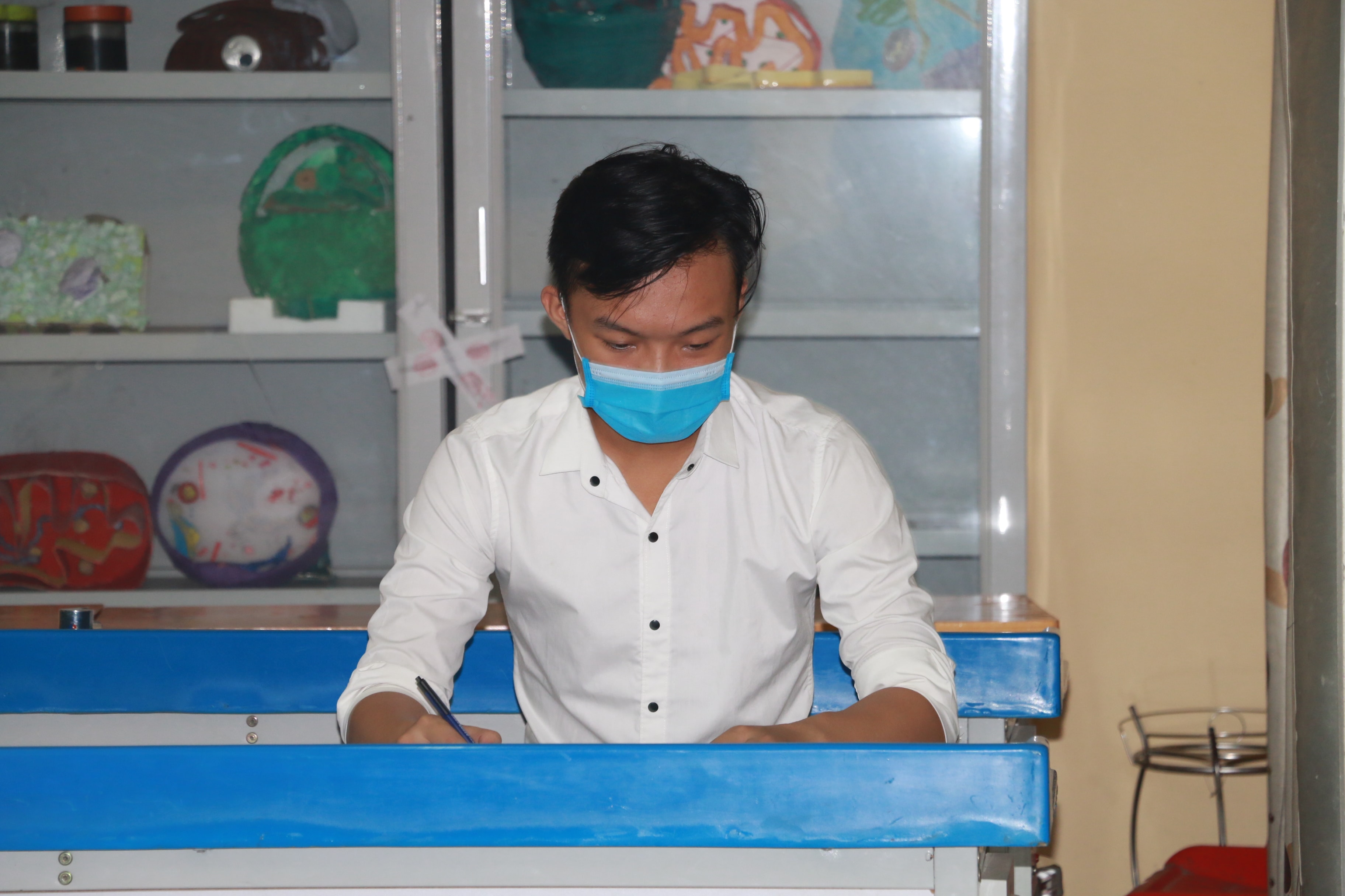 Việc phải làm bài thi trong phòng thi đặc biệt không ảnh hưởng nhiều đến các thí sinh. Ảnh: Mỹ Hà