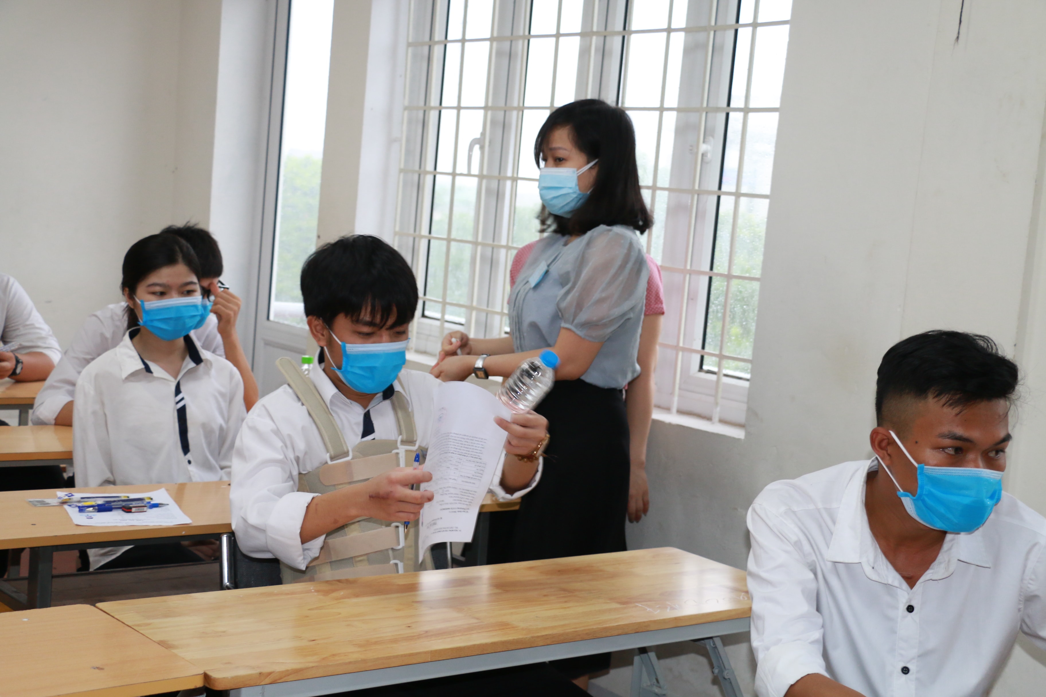 Tai nạn chấn thương cột sống khiến cho việc sinh hoạt của thí sinh này gặp nhiều khó khăn. Ảnh:  Mỹ Hà