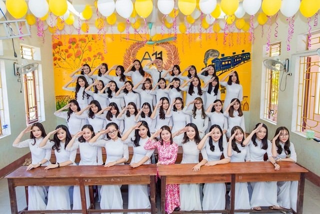 Cô giáo Nguyễn Thị Lam Thủy và các học trò. Ảnh: PV