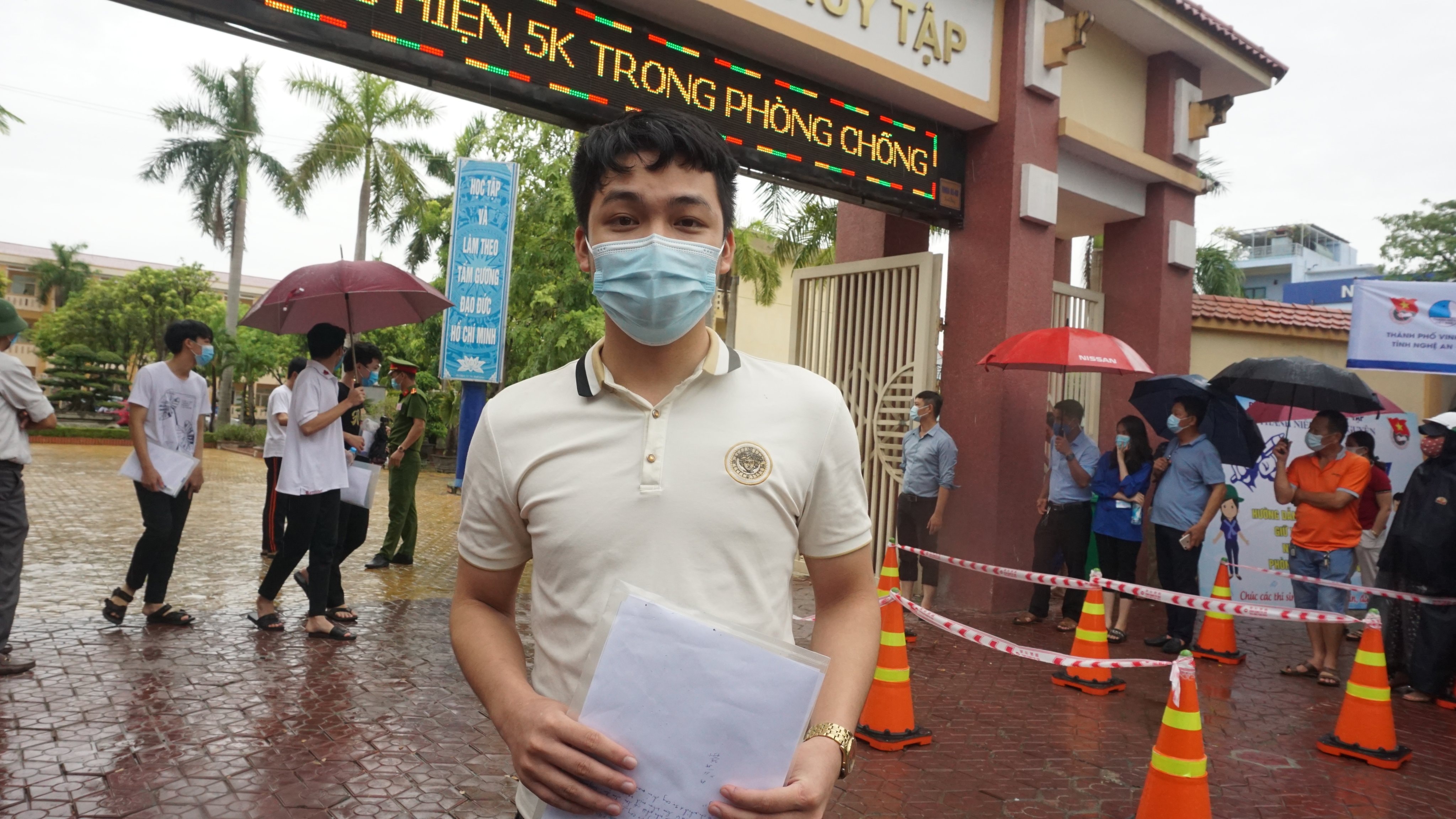 Thí sinh Nguyễn Văn Tuấn tại điểm thi Trường THPT Hà Huy Tập. Ảnh: Đức Anh