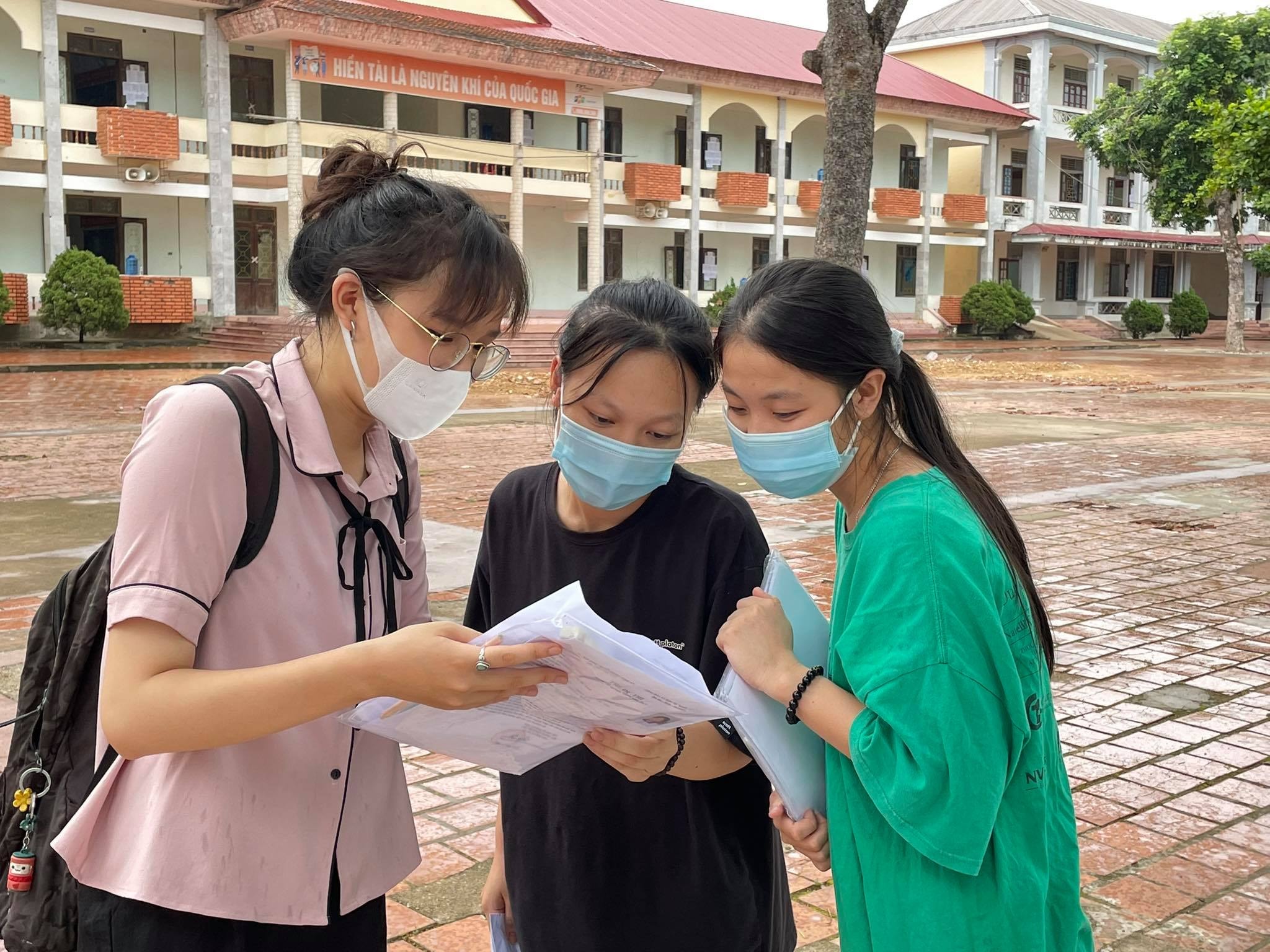 Thí sinh Trần Ngọc Trinh, Trường THPT Thái Hòa (bên phải trao đổi đề thi môn văn cùng các bạn. Ảnh: Minh Thái