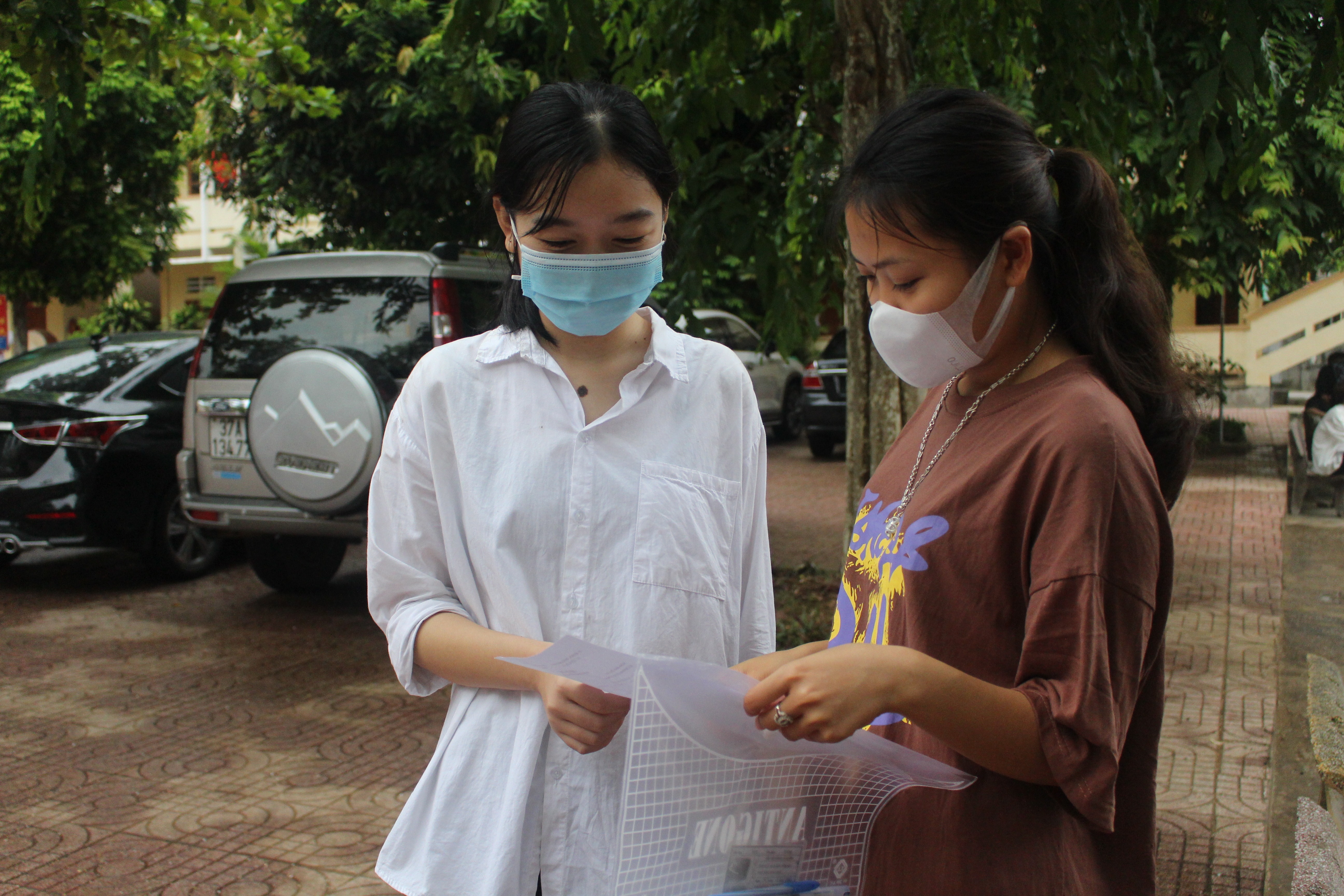 Các thí sinh của huyện Con Cuông kiểm tra lại bai thi sau buổi thi môn văn sáng nay. Ảnh: Bá Hậu