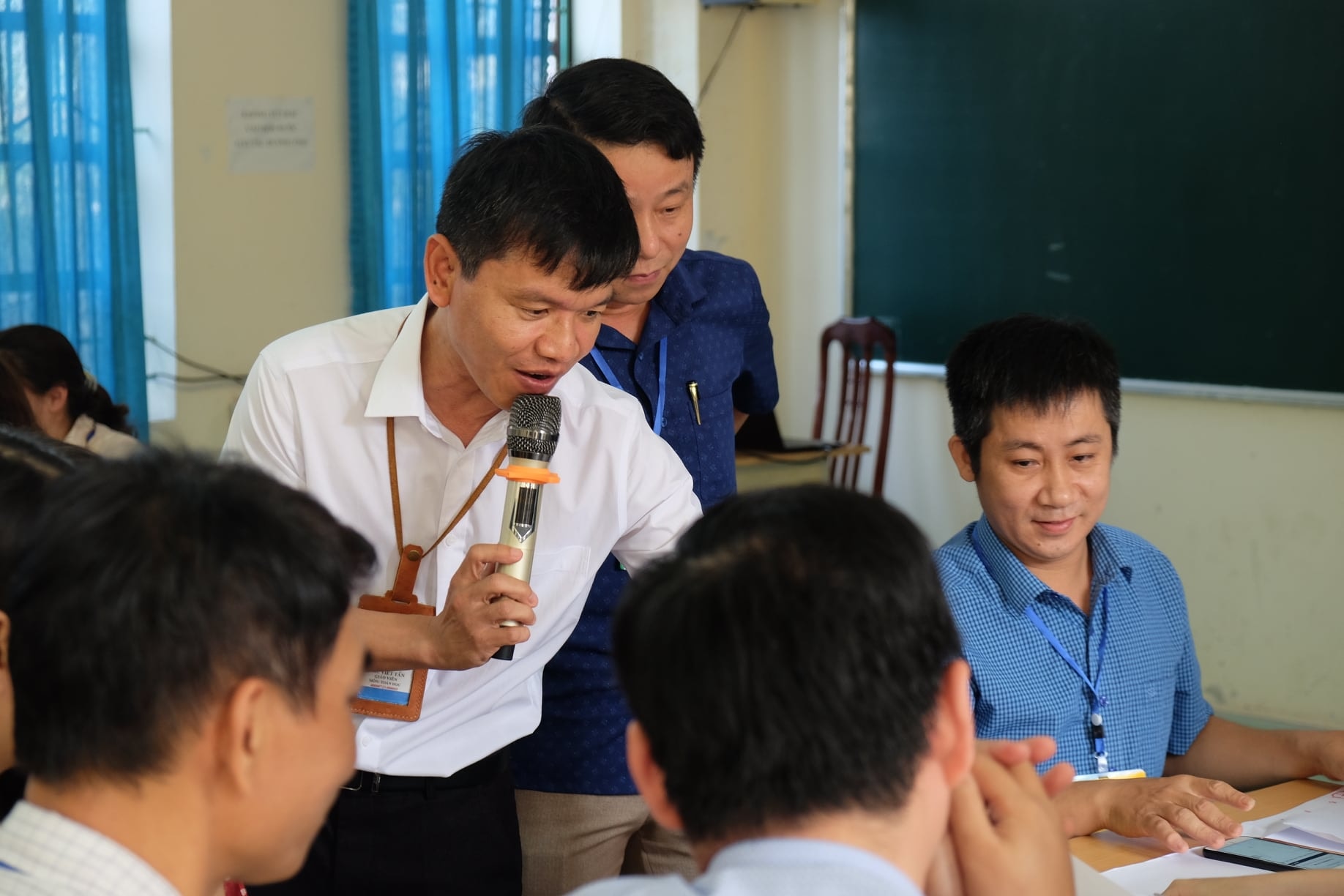 Thầy giáo Chu Viết Tấn (cầm mic). Ảnh: PV