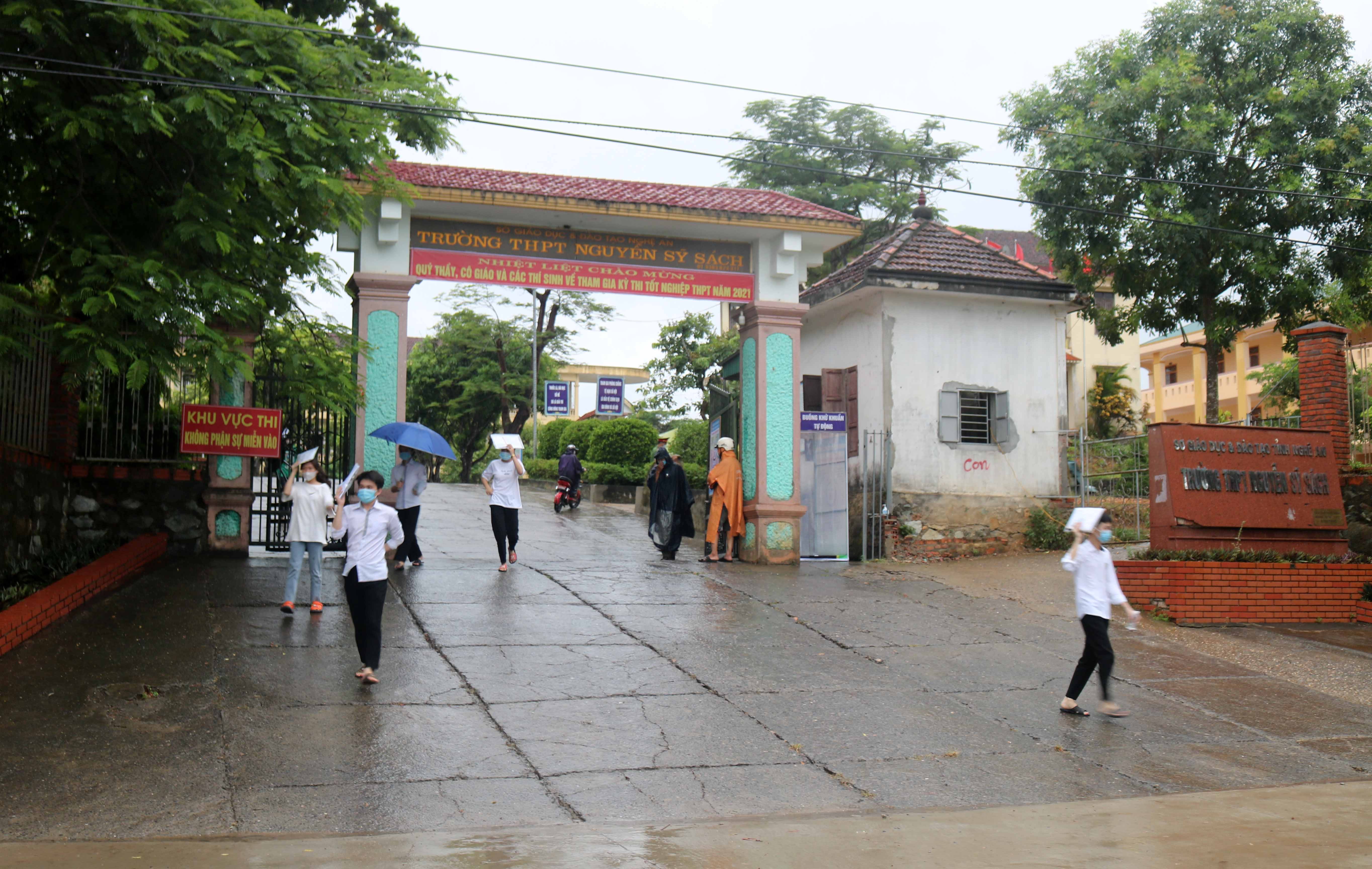 Thí sinh tại điểm thi Trường THPT Nguyễn Sỹ Sách. Ảnh: An Nam