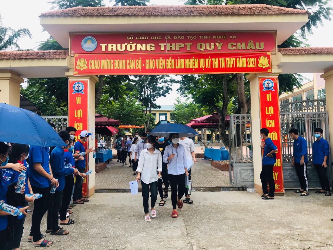 Thí sinh tại điểm thi Trường THPT Quỳ Châu. Ảnh: Lương Nga