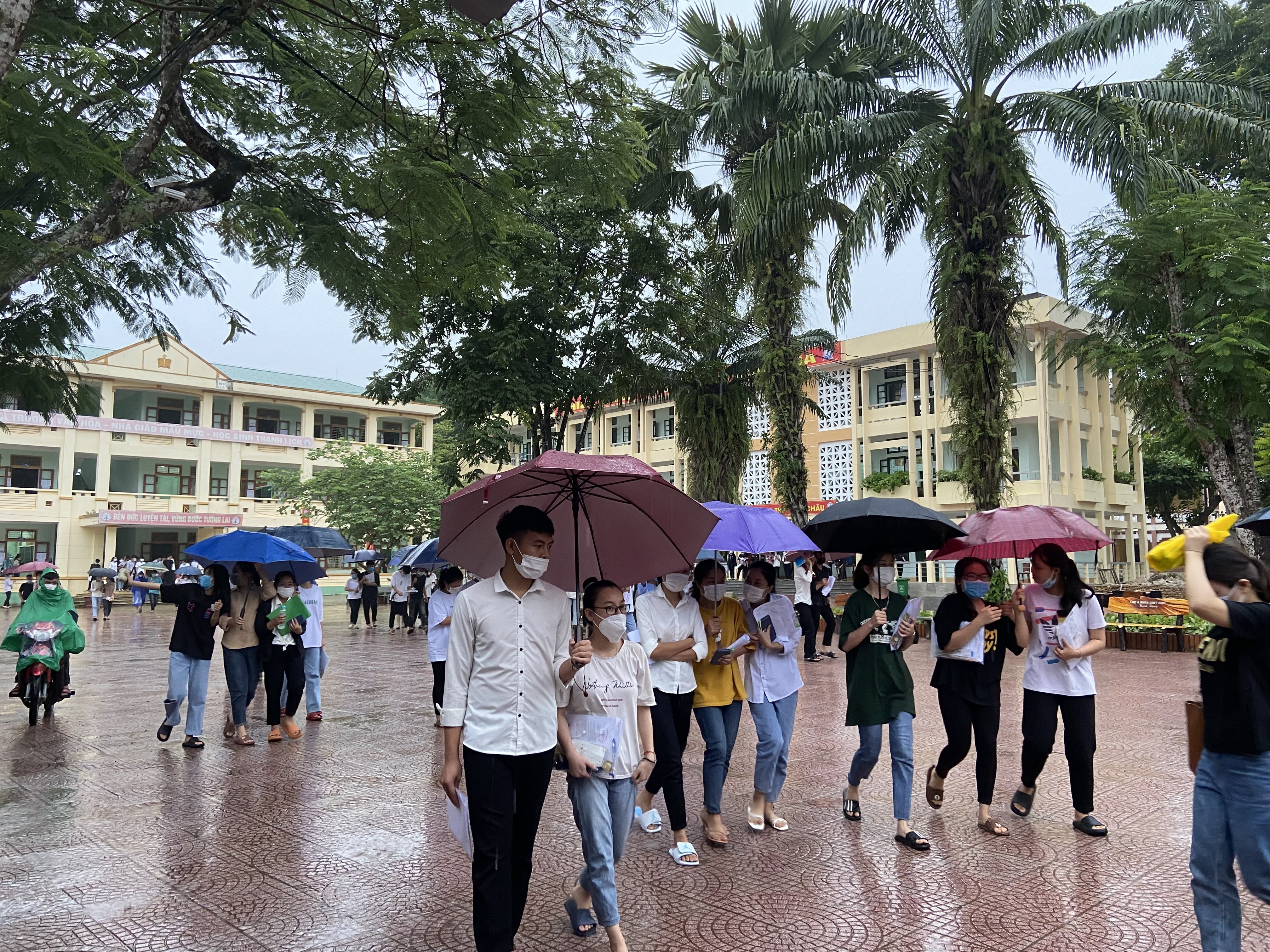 Thí sinh tại điểm thi Trường THPT Quỳ Châu. Ảnh: Lương Nga.