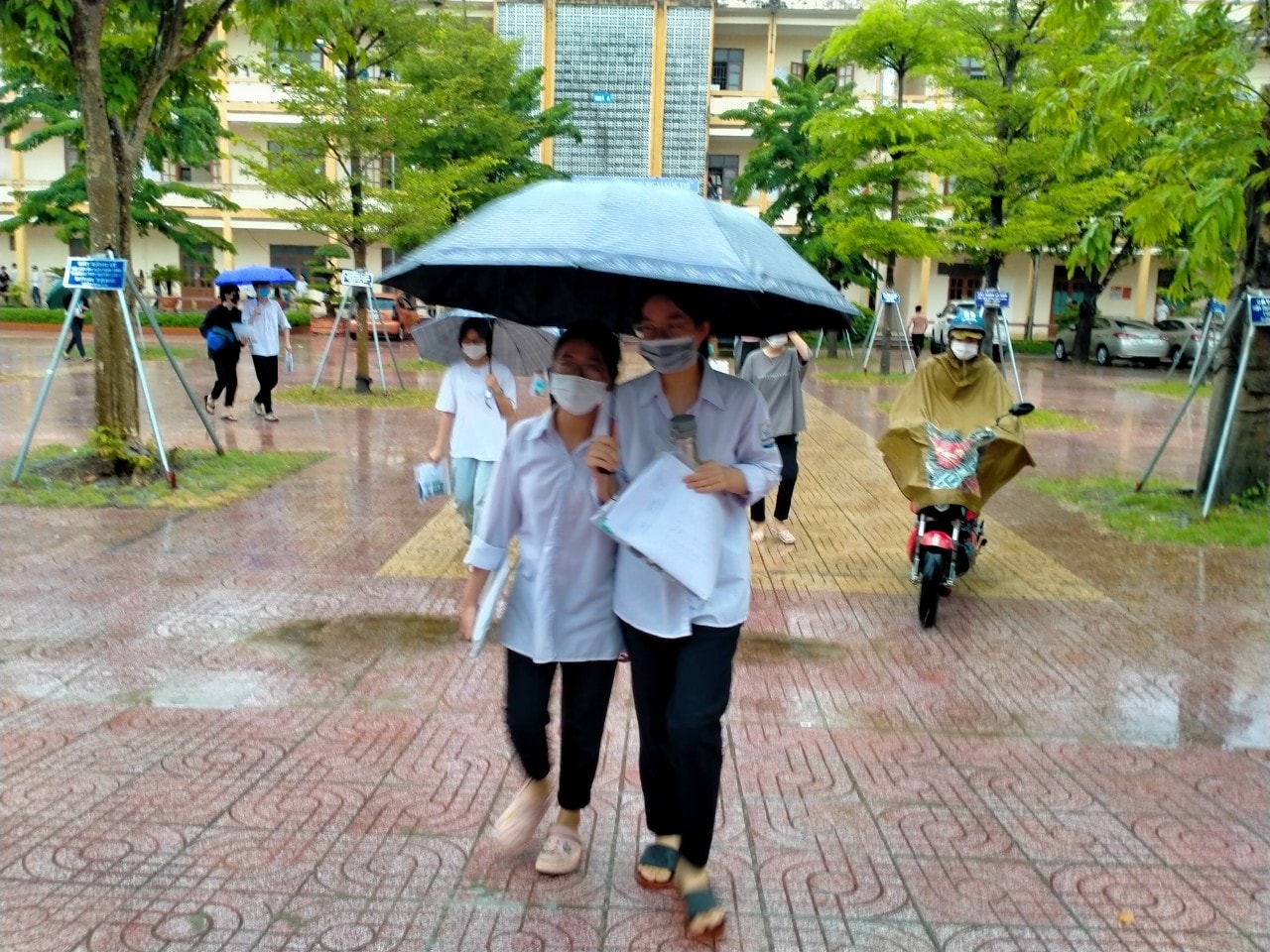 Thí sinh tại điểm thi Trường THPT Quỳnh Lưu 1. Ảnh: Hồng Diện.