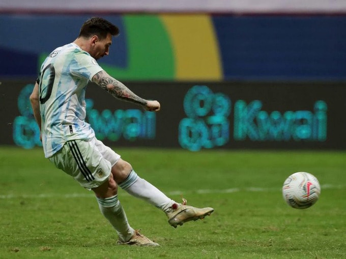 Messi sút phạt đền vào ở cú đá đầu tiên của Argentina. Ảnh: CA2021