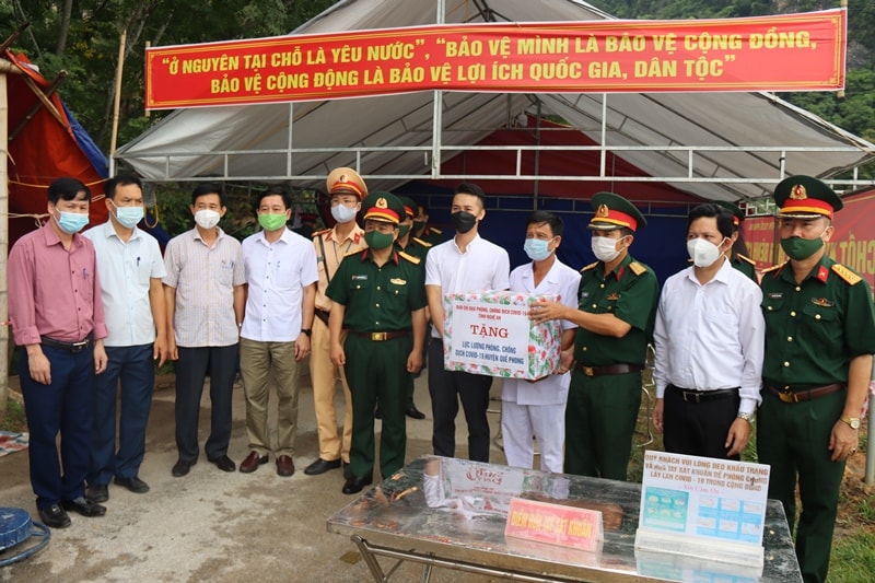 Anh 1: Đại tá Nguyễn Ngọc Hà, Ủy viên BTV tỉnh ủy, Chỉ huy trưởng Bộ CHQS tỉnh, Phó Ban chỉ đạo phòng chống dịch Covid-19 tặng quà động viện lực lượng tham gia phòng chống dịch tại chốt kiểm soát dịch bệnh ngã ba Truông Bành