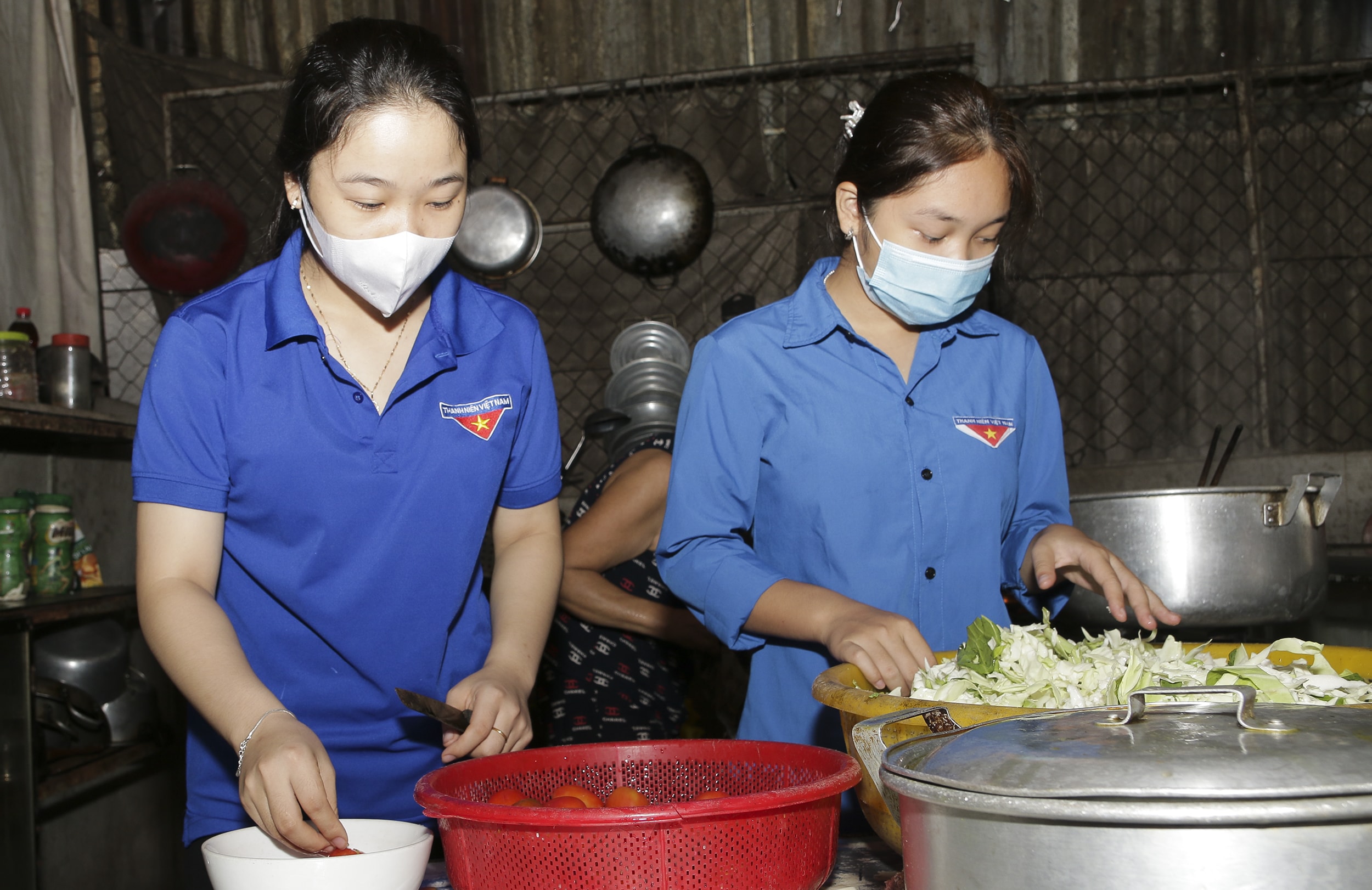 3.    Tham gia nấu ăn có khoảng 10 ĐVTN tình nguyện tham gia. Mỗi người một việc, người nhặt rau, người thái thịt, người thì đảm nhiệm nấu…không ai bảo ai nhưng ai cũng làm việc rất trách nhiệm. Ảnh: Đình Tuân