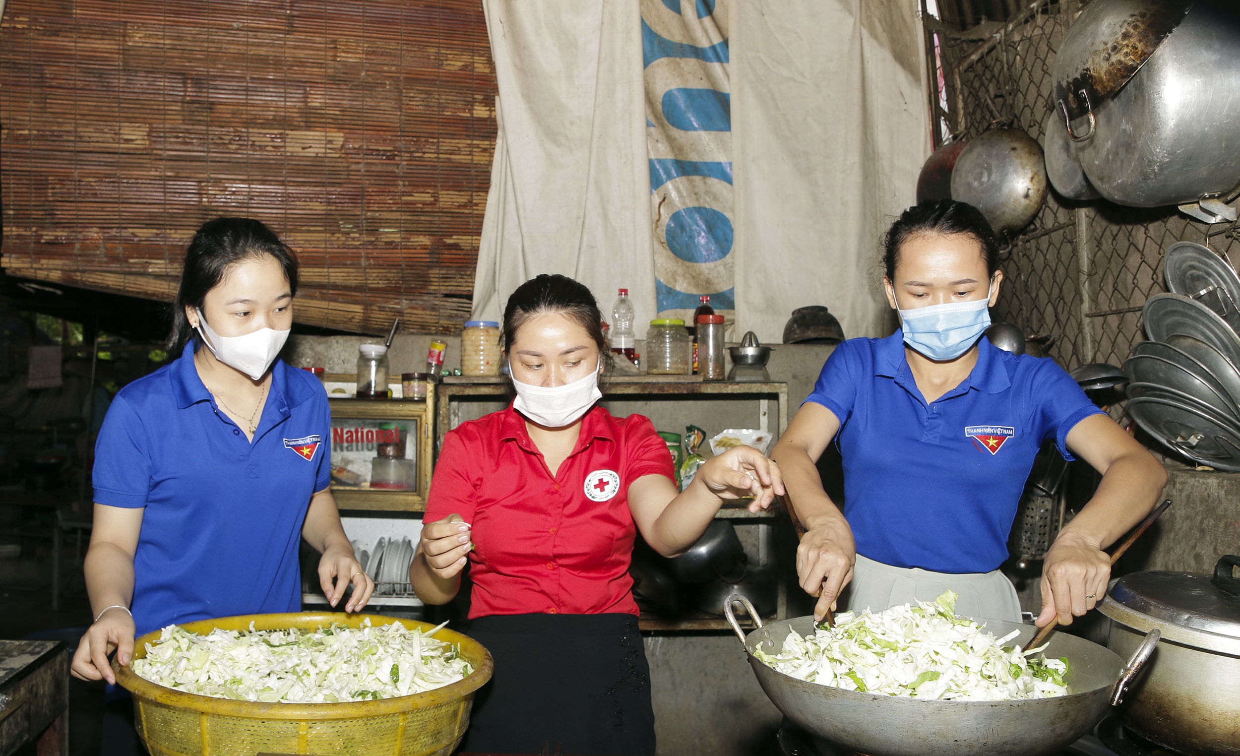  Các món phụ đều do ĐVTN tự tay chế biến. Riêng món chính do tự tay  đầu bếp nhà hàng chế biến. Ảnh: Đình Tuân