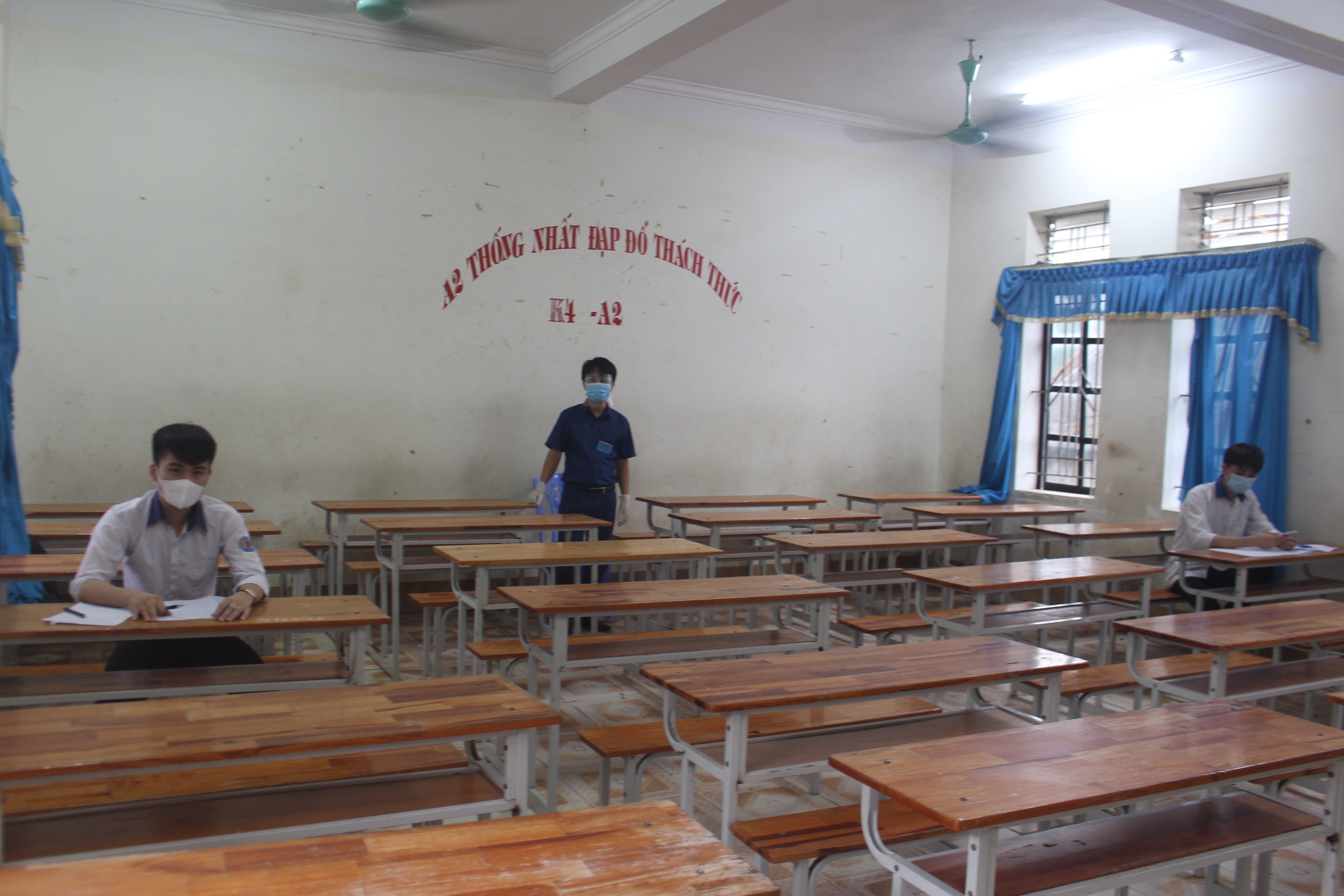 Phòng thi dành cho 2 thí sinh F1 tại điểm thi trường THPT Quỳnh Lưu 3. Ảnh: Việt Hùng