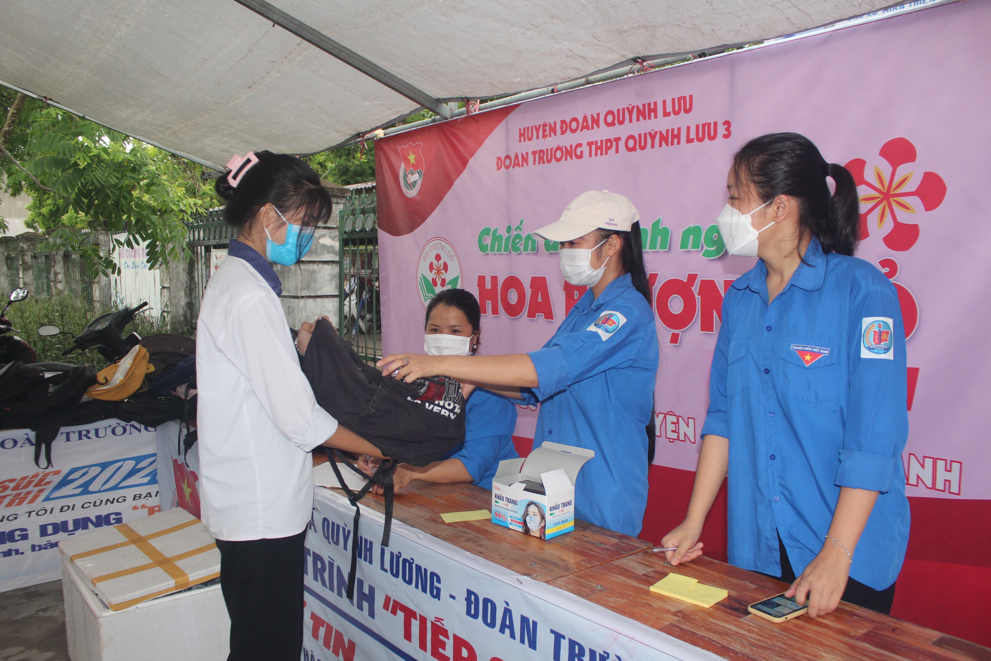 Đội tình nguyện tiếp sức mùa thi cho các thí sinh.  Ảnh: Việt Hùng