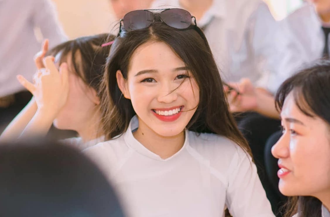 Vẻ đẹp dịu dàng của Đỗ Thị Hà khi diện áo dài trắng
