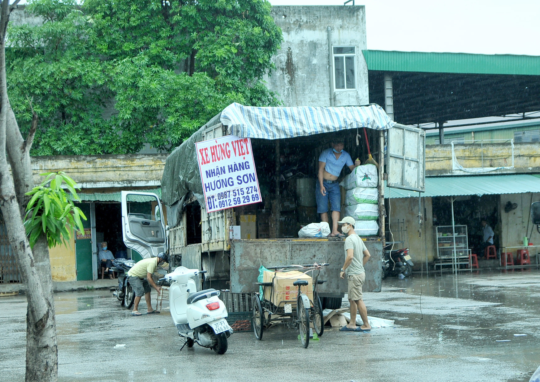 Một chiếc xe tải bốc hàng chuyển về Hương Sơn (Hà Tĩnh). Ảnh: Tiến Đông