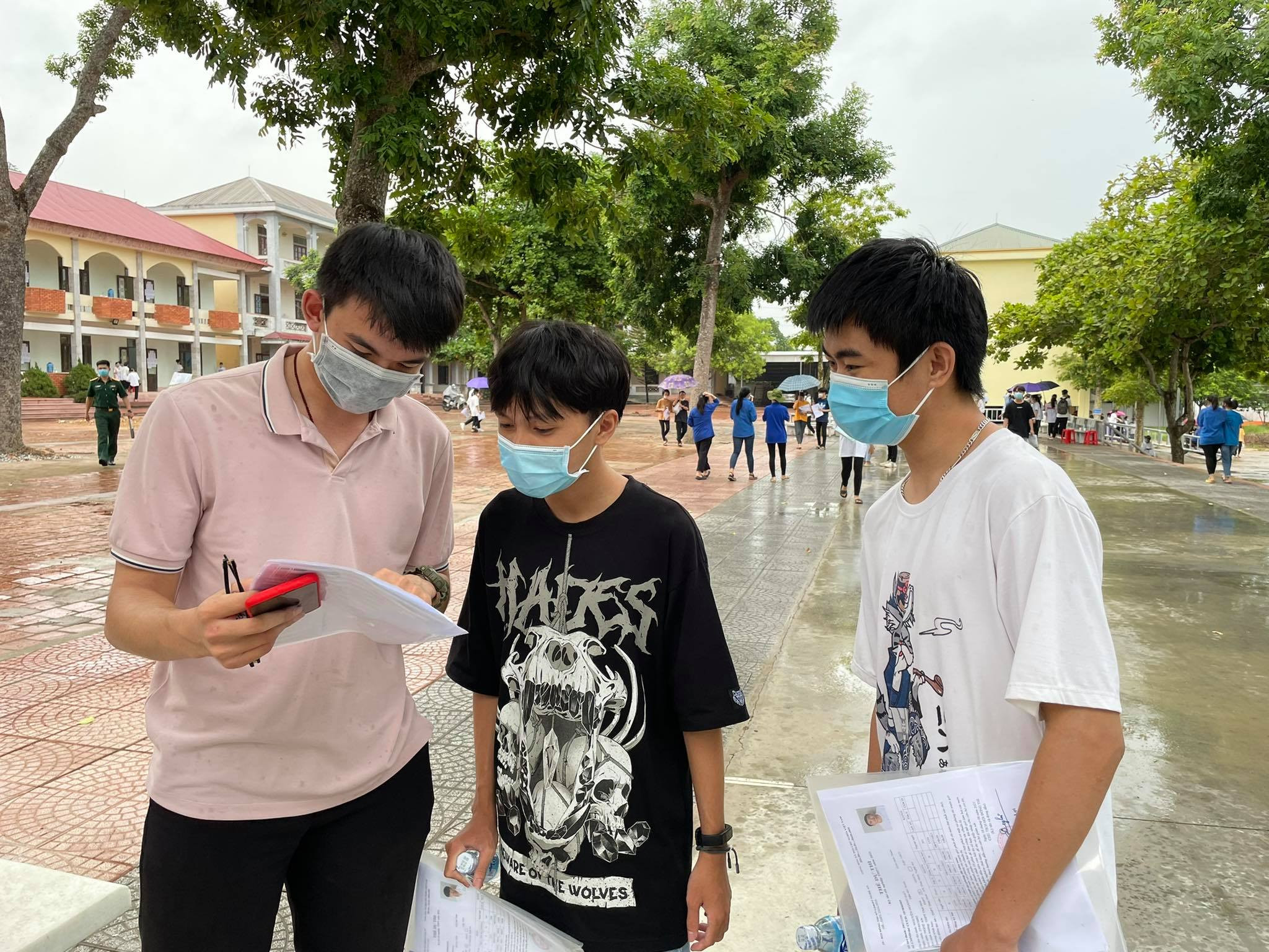 Các thí sinh ở thị xã Thái Hòa trao đổi bài sau môn thi toán. Ảnh: Minh Thái