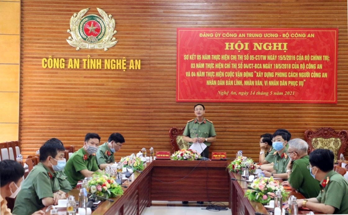 Đại tá Phạm Thế Tùng – Giám đốc Công an Nghệ An chỉ đạo lực lượng an ninh nhân dân và các lực lượng khác đẩy mạnh thực hiện cuộc vận động “Xây dựng phong cách người CAND bản lĩnh, nhân văn, vì nhân dân phục vụ”. 