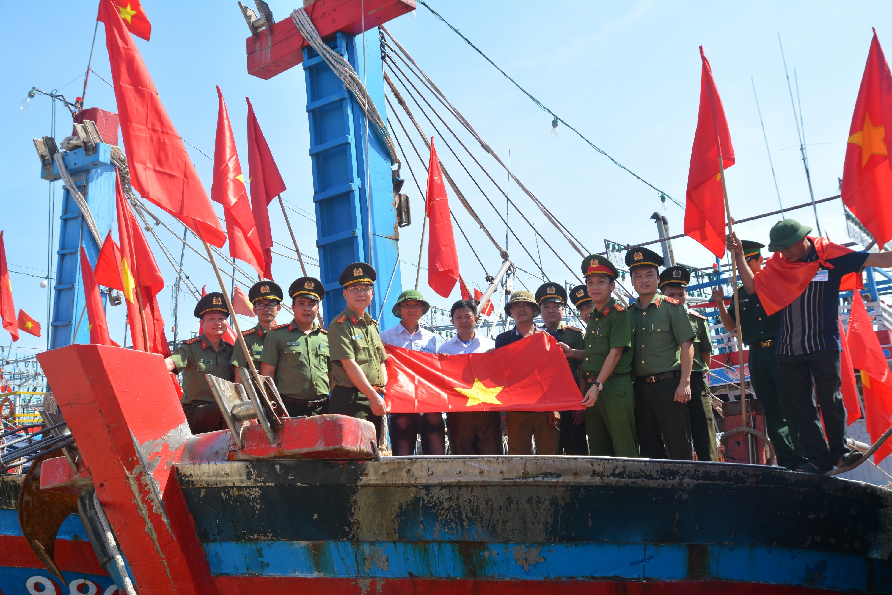 . Công an Nghệ An tặng cờ cho ngư dân bám biển vươn khơi. Ảnh: Minh Tâm