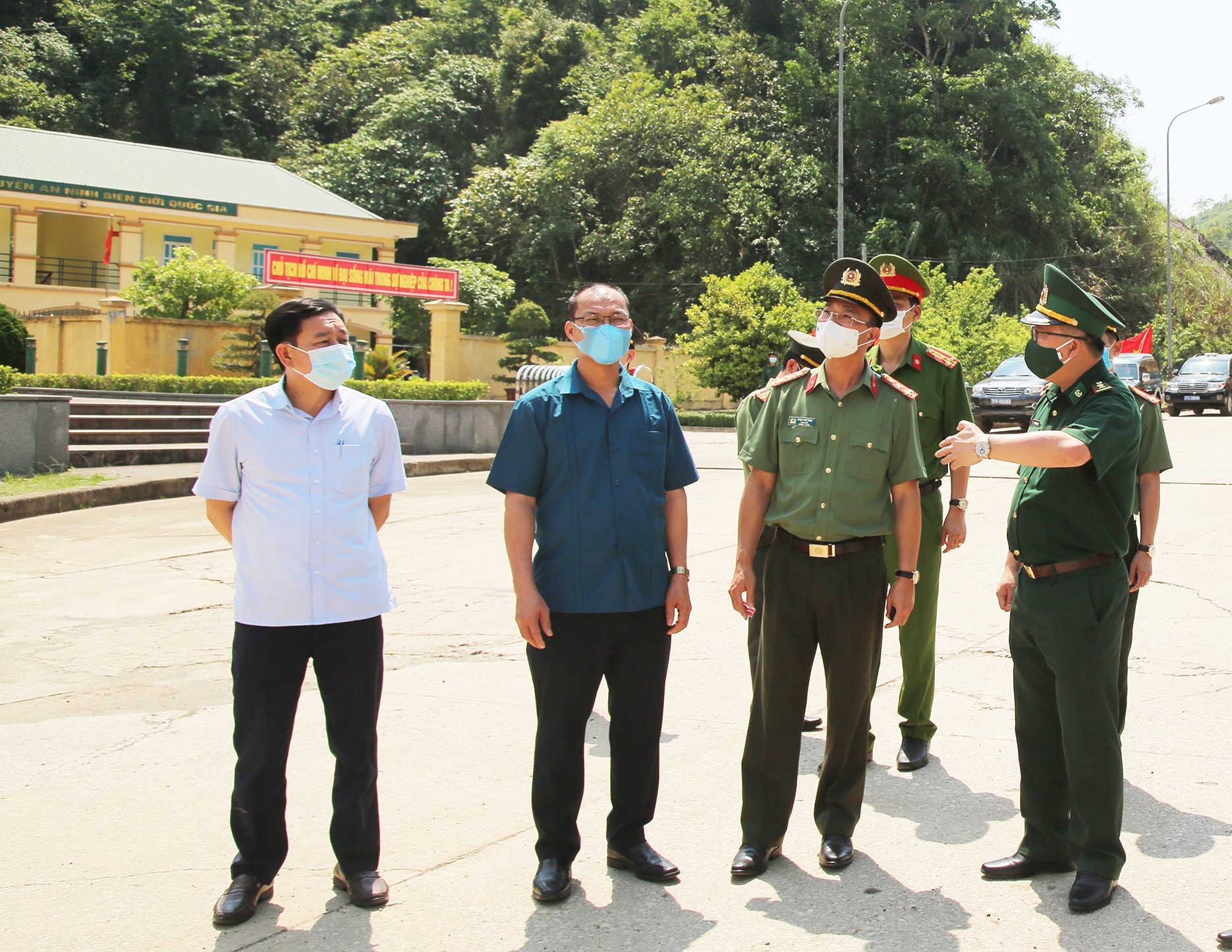 Đại tá Phạm Thế Tùng - Giám đốc Công an Nghệ An kiểm tra công tác bầu cử tại Kỳ Sơn. Ảnh: Đức Vũ