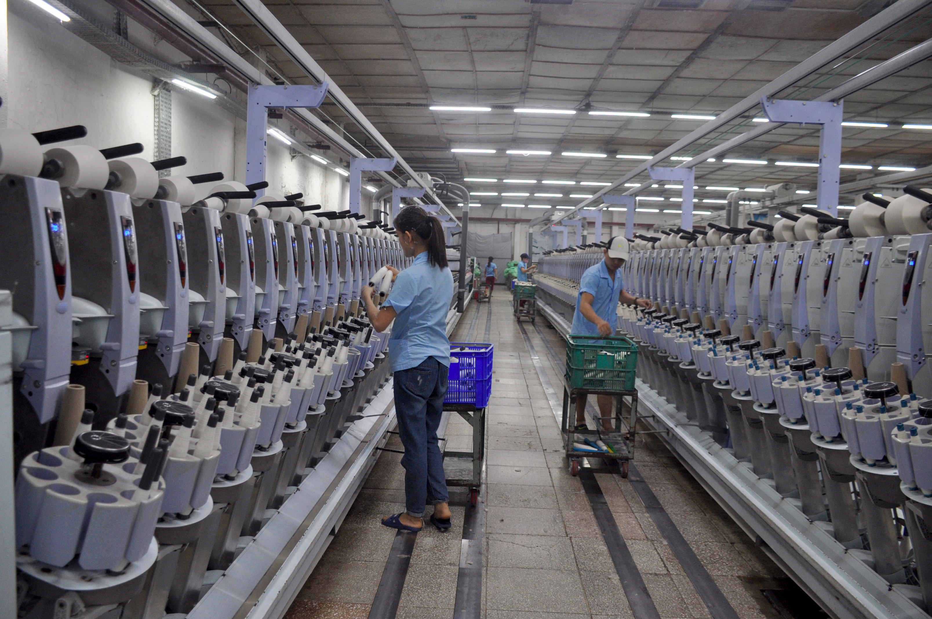 Thiếu lao động, hiện nhà máy sợi Hoàng Thị Loan chỉ có 1/3 công nhân đứng máy. Ảnh Thu Huyền