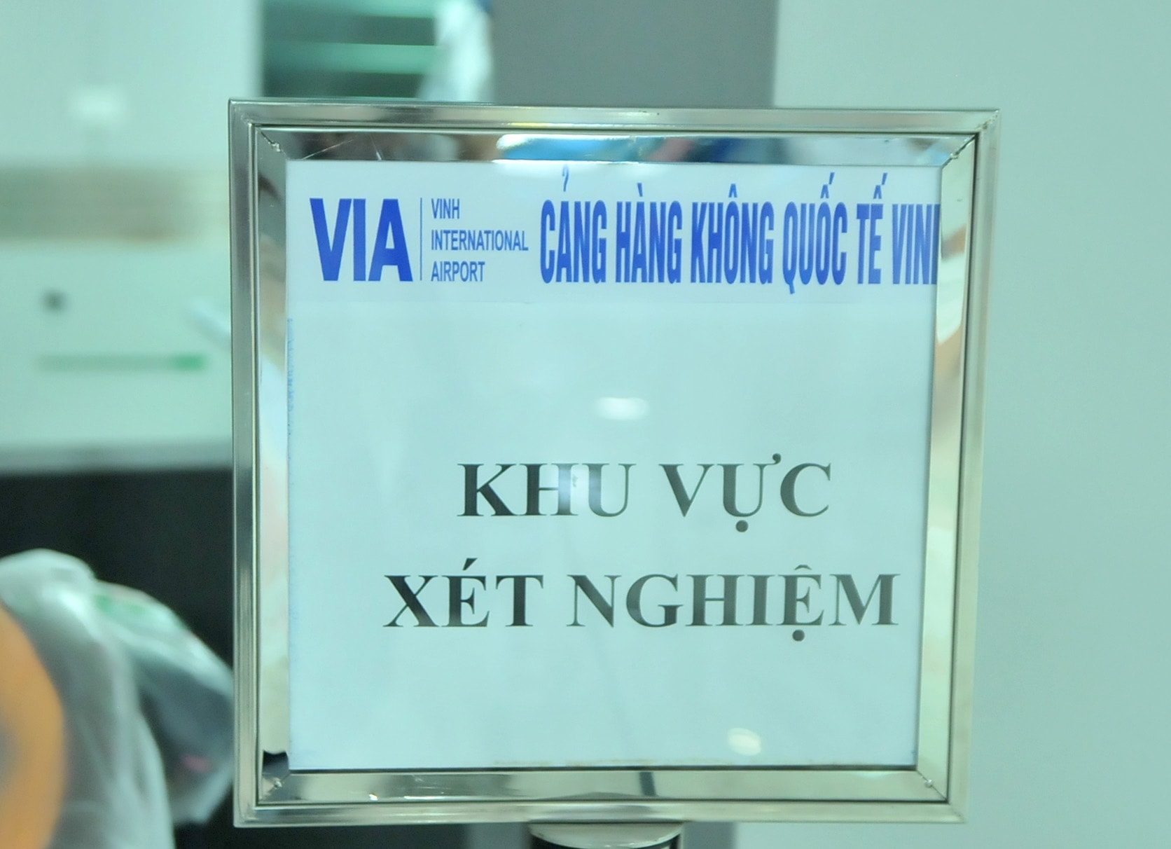 Khu vực xét nghiệm được bố trí tại 1 góc của tầng 1 Cảng hàng không Quốc tế Vinh. Ảnh: Tiến Đông