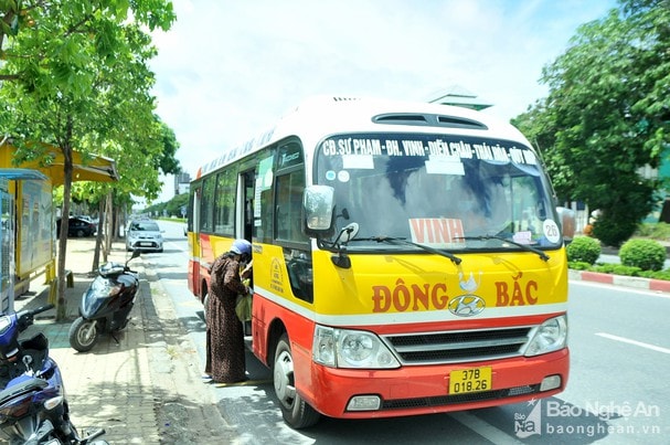 Sáng nay nhiều tuyến xe buýt xuất phát từ TP.Vinh đi các huyện, thị và ngược lại đã quay lại phục vụ nhân dân. Ảnh: Tiến Đông