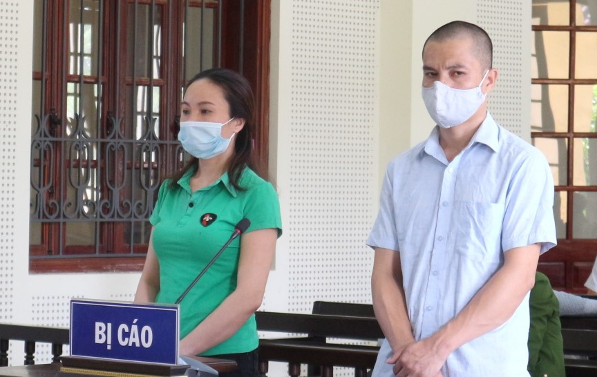 Hai bị cáo Sầm Văn Biên và Lang Thị Xuân tại phiên tòa. Ảnh: Trần Vũ