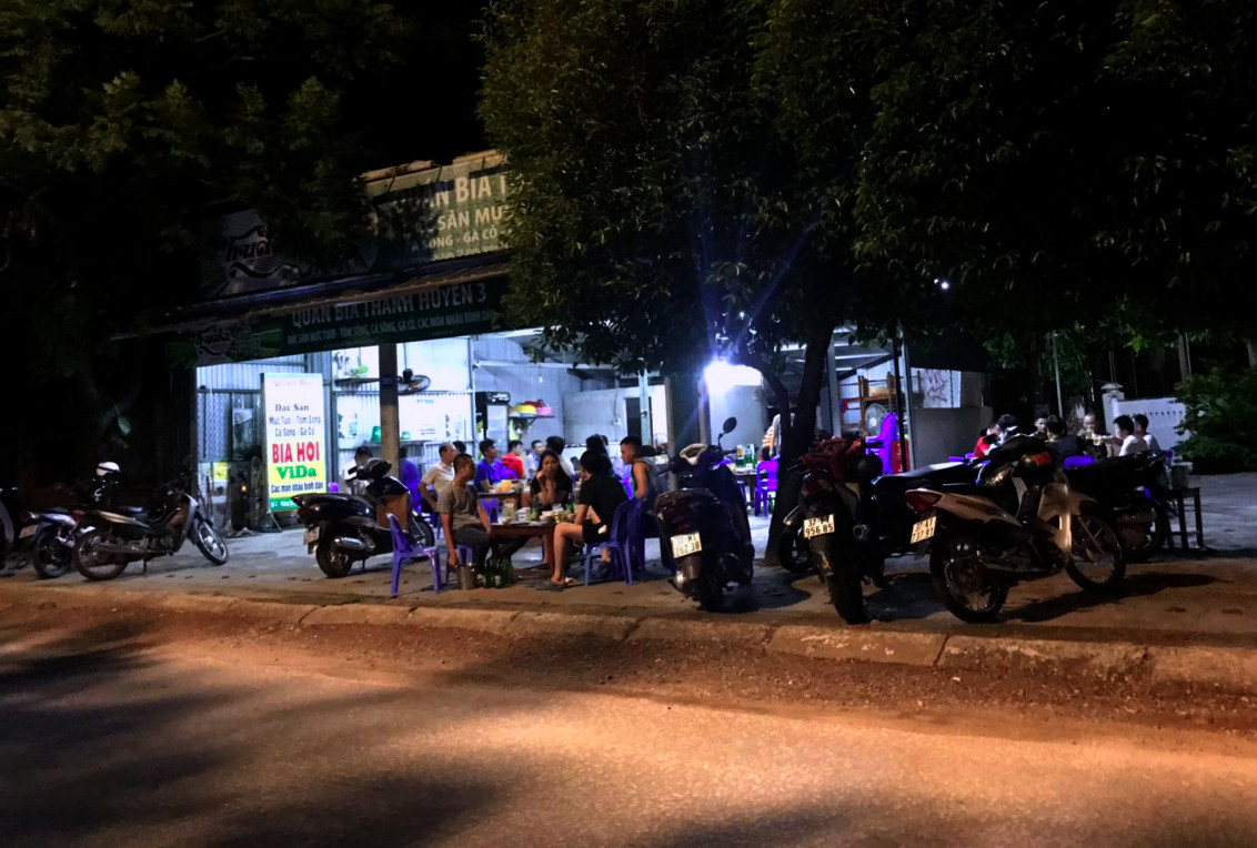 Quán bia Thanh Huyền, xã Hưng Lộc, TP.Vinh tập trung đông người tối 9/7. Ảnh: Q.A