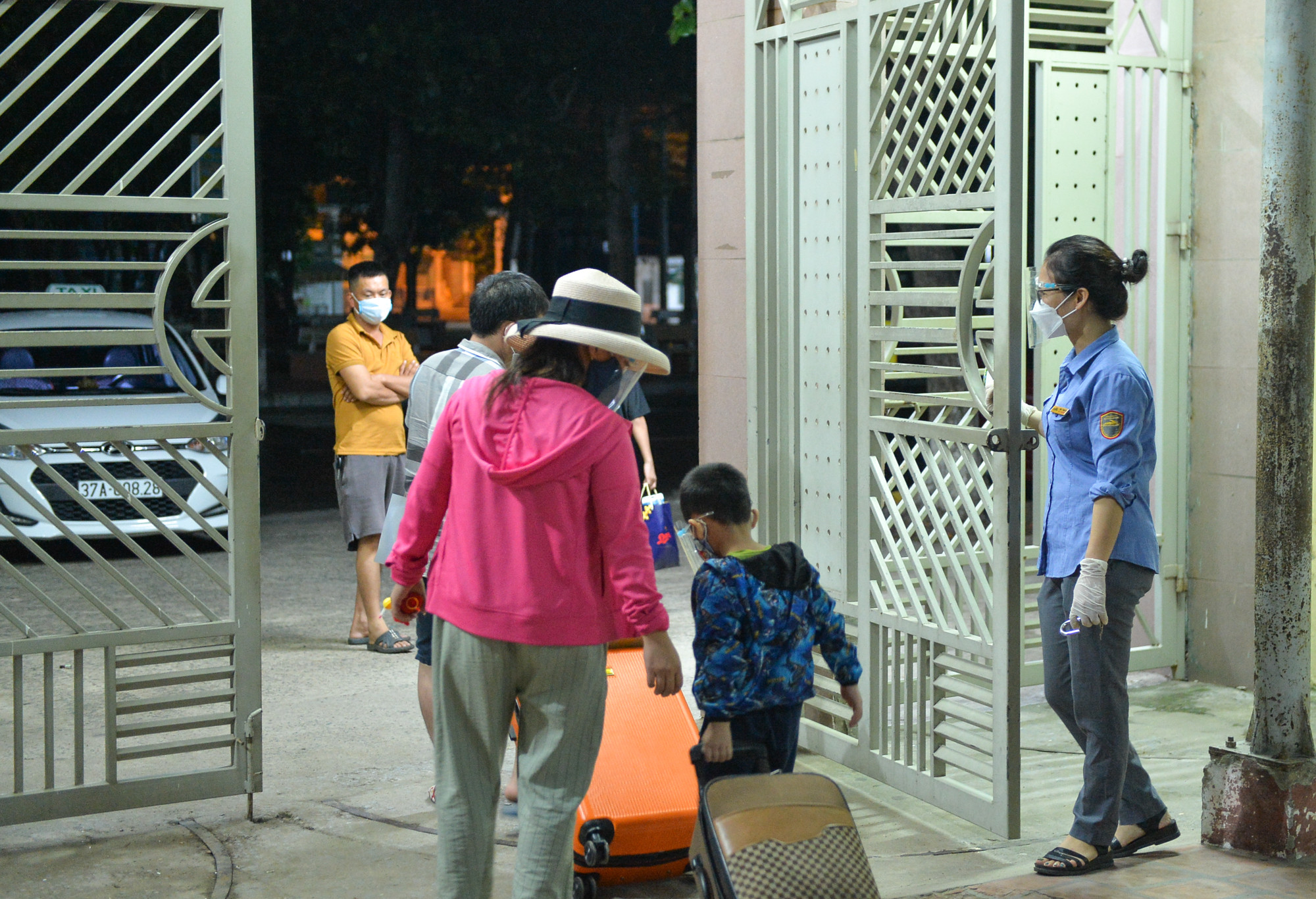 2 giờ 30 phút, các hành khách rời Ga Vinh trở về gia đình. Với những hành khách về từ vùng dịch cũng đã được cán bộ kiểm dịch hướng dẫn rõ các quy định về cách ly tại nhà, tự theo dõi sức khỏe. Ảnh: Thành Cường