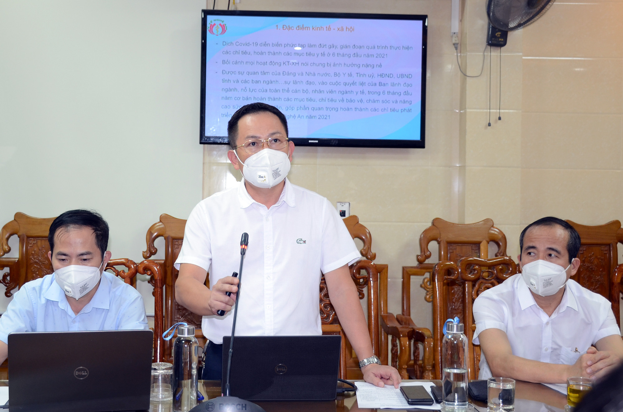 Tiến sĩ Nguyễn Hữu Lê - Phó Giám đốc Sở Y tế Nghệ An trình bày báo cáo sơ kết 6 tháng đầu năm 2021. Ảnh: Thành Chung