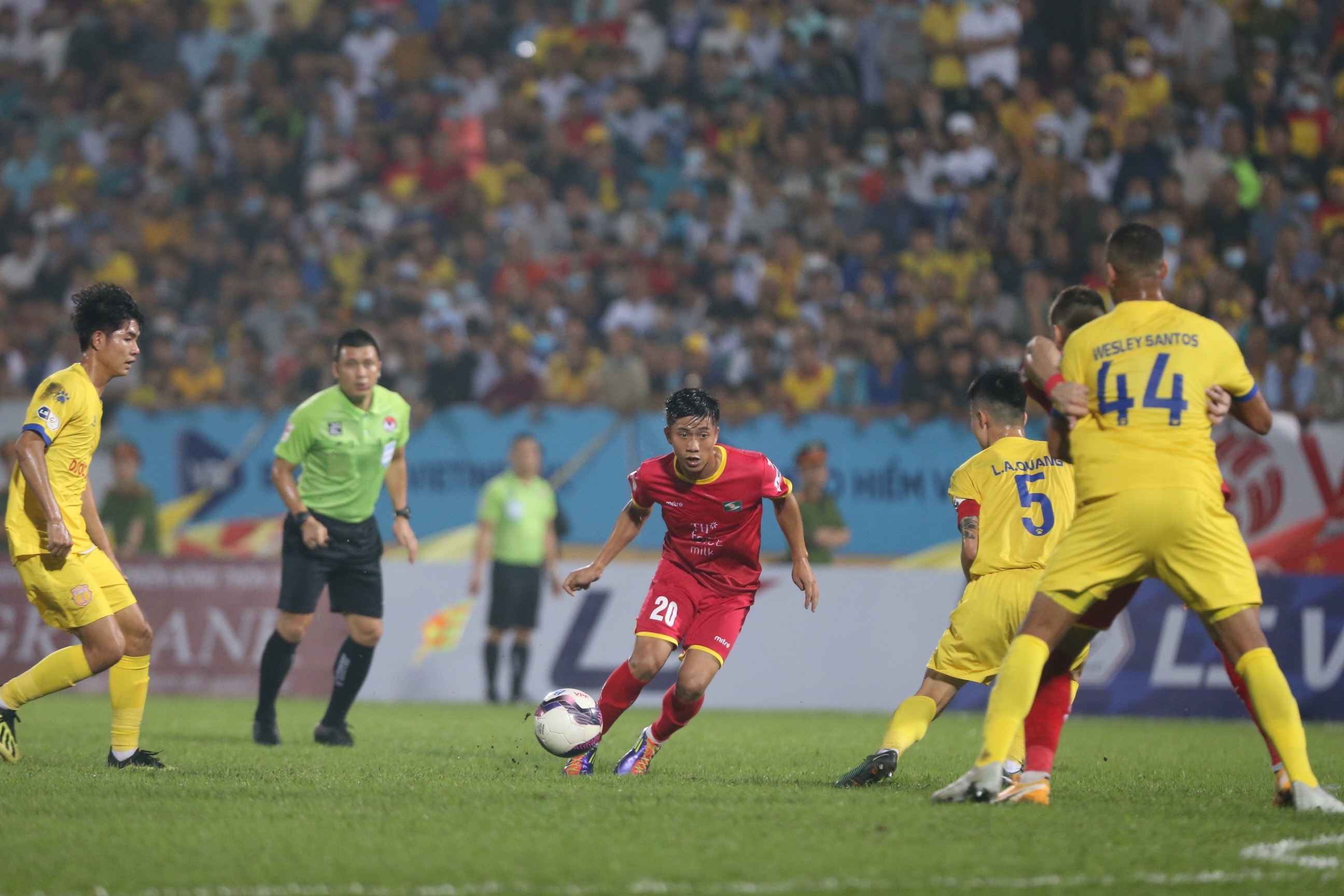 V-League 2021 tiếp tục tạm hoãn vô thời hạn. Ảnh: Hải Hoàng