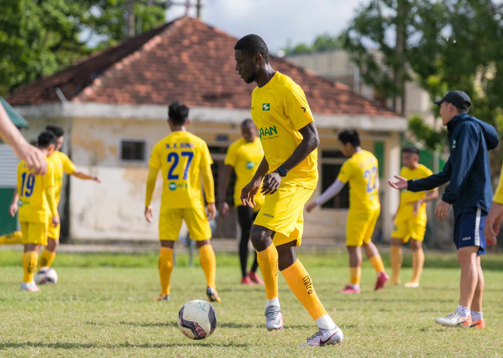 Sau 2 năm thi đấu trong màu áo của CLB Hapoel Kfar Shalem(Israel) tiền đạo Michael Olaha đã chính thức quay trở lại đầu quân cho đội bóng cũ SLNA. Ảnh: Đức Anh