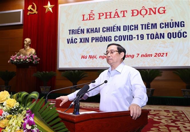 Thủ tướng Phạm Minh Chính phát biểu tại Lễ phát động triển khai Chiến dịch tiêm chủng vắc xin phòng Covid-19 toàn quốc. Ảnh: Dương Giang/TTXVN