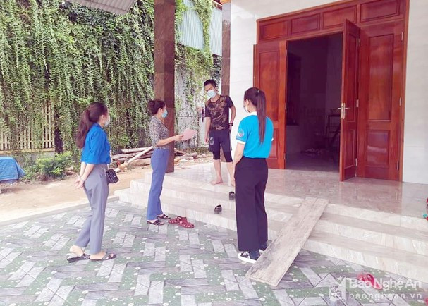Thành viên các Tổ giám sát Covid-19 cộng đồng ở xã Tam Quang (Tương Dương) khai thác thông tin từ gia đình có người ở xa trở về. Ảnh: CSCC