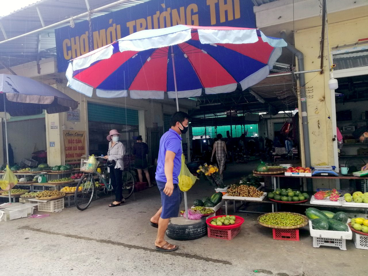 Tại chợ mới Trường Thi, do không có lực lượng kiểm soát nên người ra vào rất dễ dàng. Ảnh: N.C