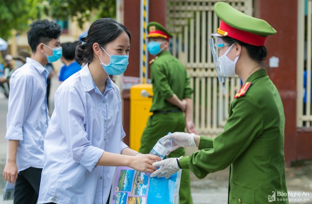 Hàng nghìn người là lực lượng vũ trang và ĐVTN cùng tham gia tiếp sức cho các sĩ tử. Ảnh: Đức Anh