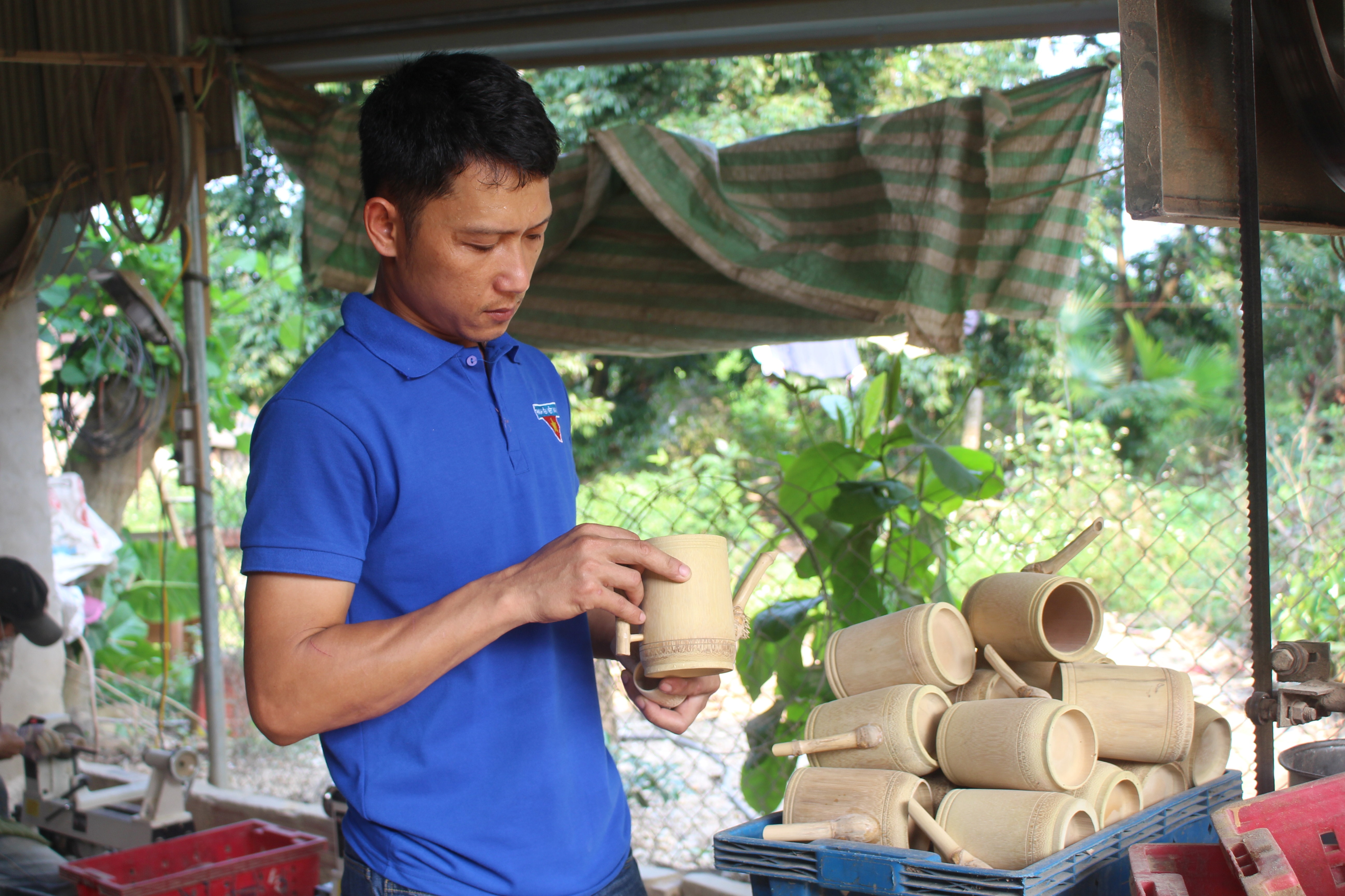 Anh Thái Đăng Tiến ở xã Châu Khê, nhờ đam mê đã thổi hồn vào những sản phẩm từ tre, nứa