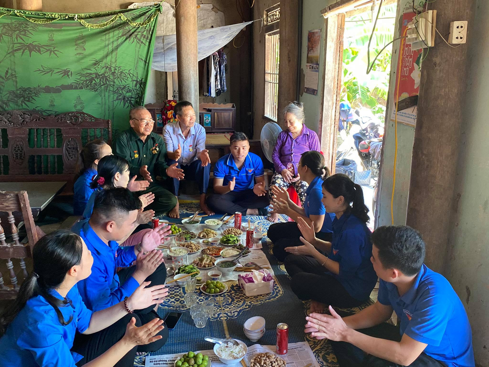 Các bạn đoàn viên bên mâm cơm tri ân” của tuổi trẻ miền và ôn lại truyền thống những năm tháng hào hùng bằng những bài hát