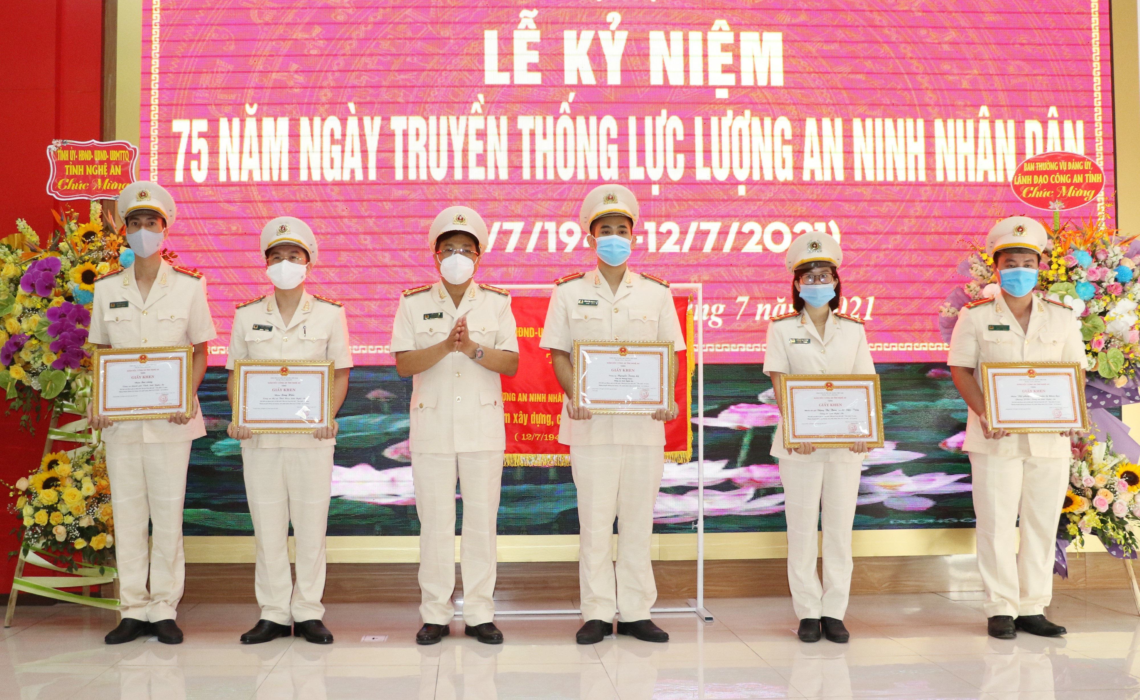  Đại tá Hồ Văn Tứ, Phó Giám đốc Công an tỉnh trao giấy khen cho các tác giả, nhóm tác giả đạt giải trong cuộc thi tìm hiểu 75 năm truyền thống an ninh nhân dân Việt Nam.