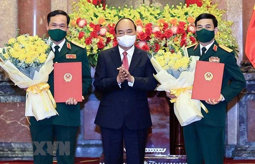 Chủ tịch nước Nguyễn Xuân Phúc trao Quyết định thăng quân hàm cho Bộ trưởng Bộ Quốc phòng Phan Văn Giang và Thứ trưởng Bộ Quốc phòng Vũ Hải Sản.
