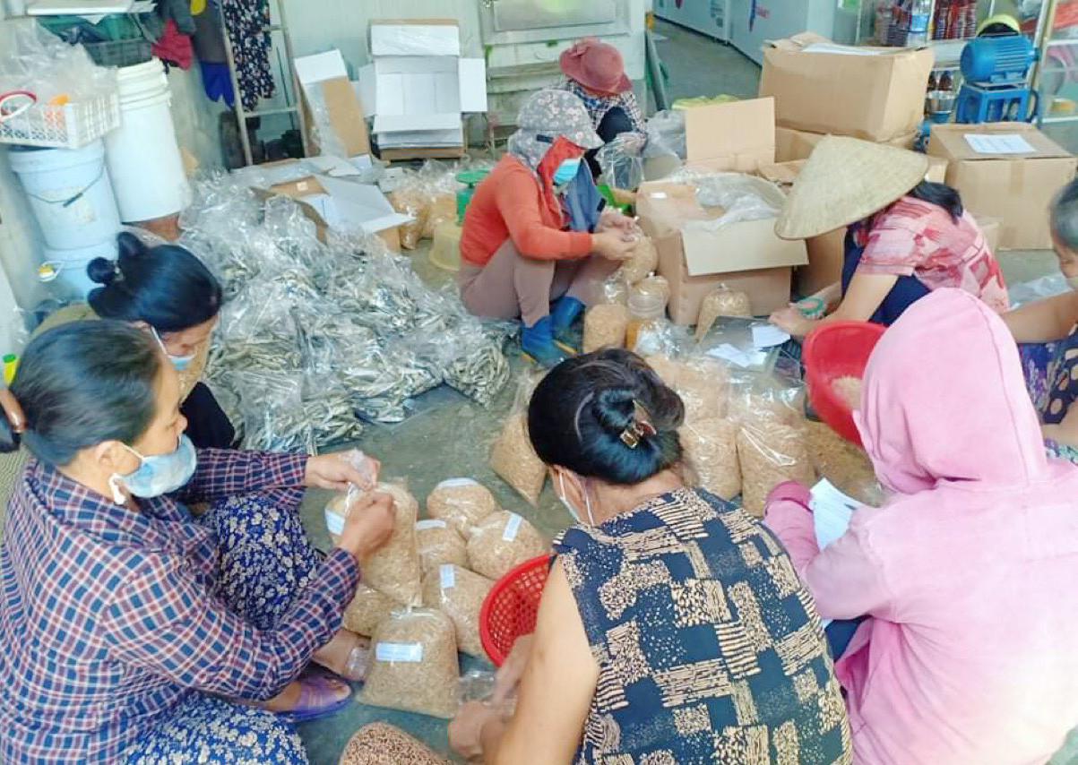 Nhân dân huyện Quỳnh Lưu đóng gói tép khô gửi hỗ trợ Nhân dân thành phố Hồ Chí Minh. Ảnh: Mai Hoa