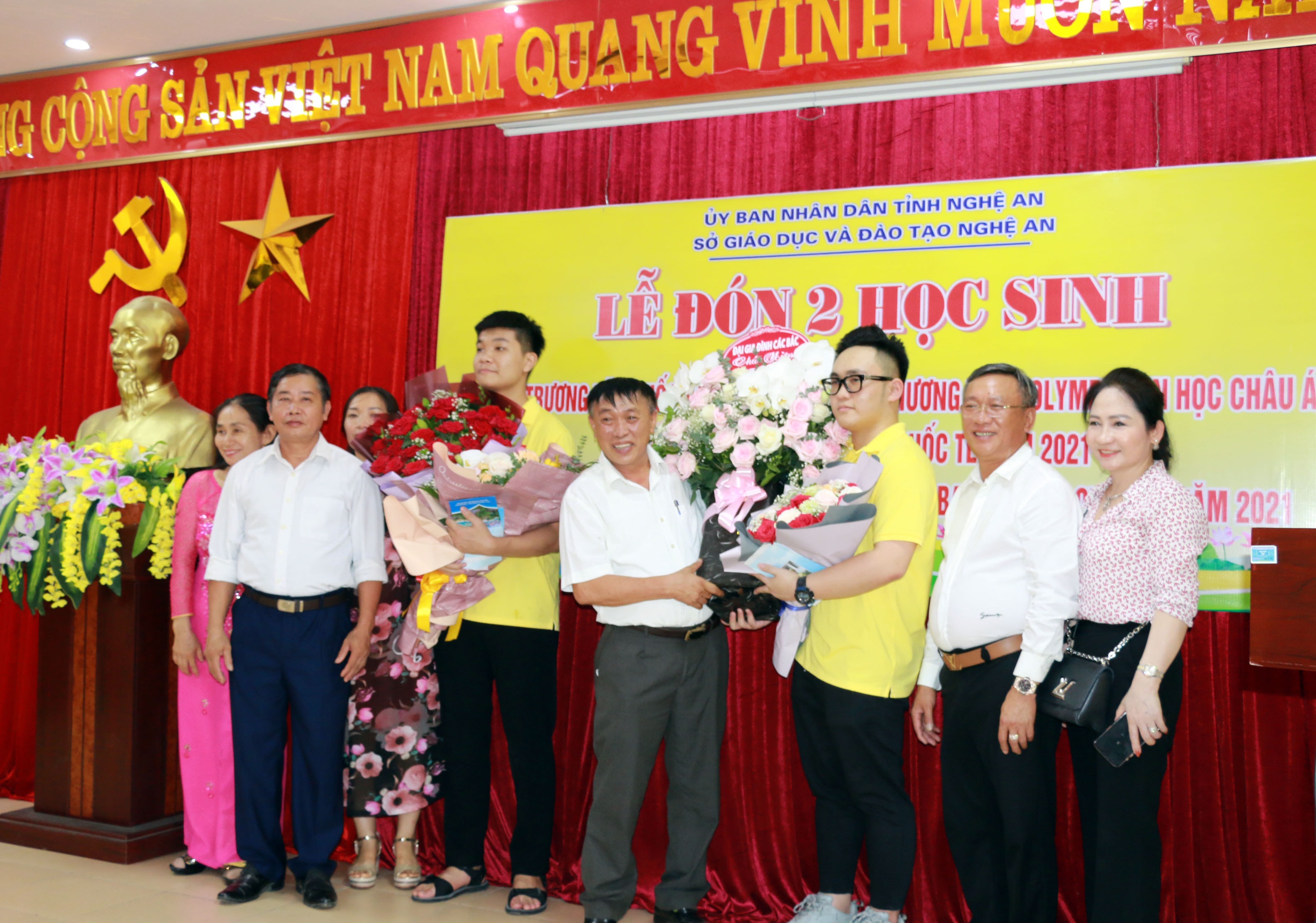 Niềm vui của hai học sinh bên gia đình. Ảnh: Mỹ Hà.