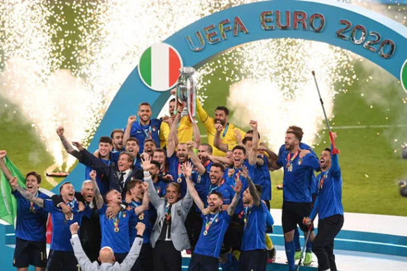 Ý nâng cúp vô địch Euro 2020. ẢNH: UEFA